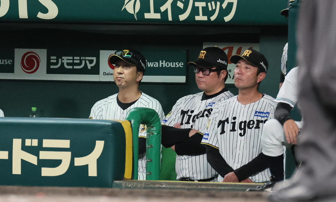 阪神対DeNA 7回表、藤川球児監督（左）は追加点を献上し厳しい表情を見せる（撮影・宮崎幸一）