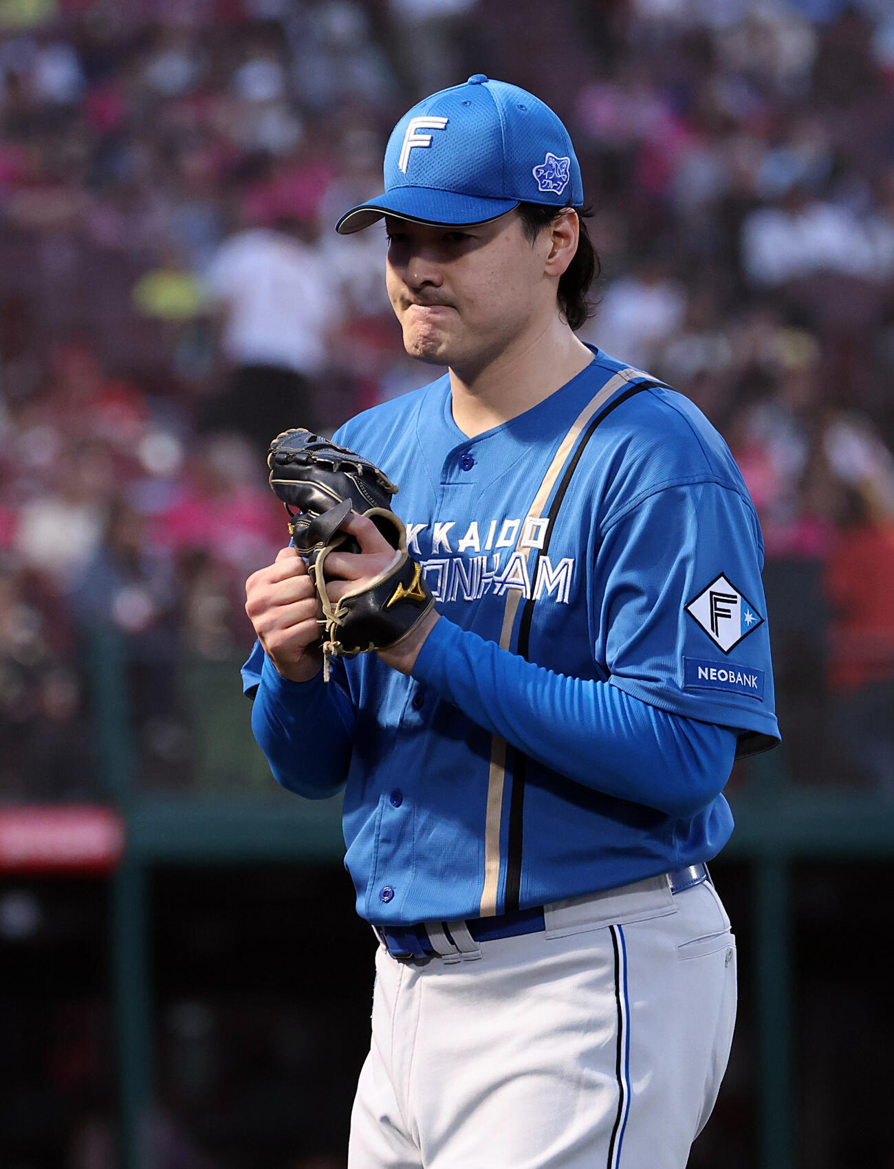 楽天対日本ハム　4回裏楽天の攻撃を抑えた有原航平はグラブで拍手（撮影・浅見桂子）