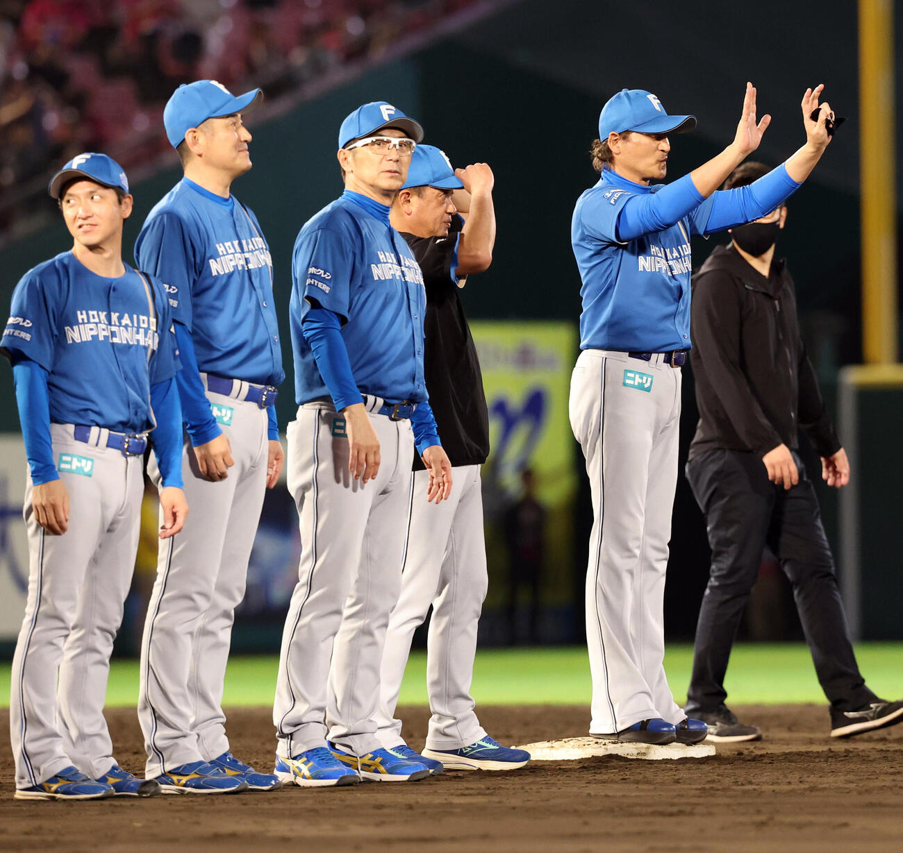 楽天対日本ハム　8連勝しスタンドにあいさつする日本ハム新庄剛志監督（右）ら（撮影・浅見桂子）