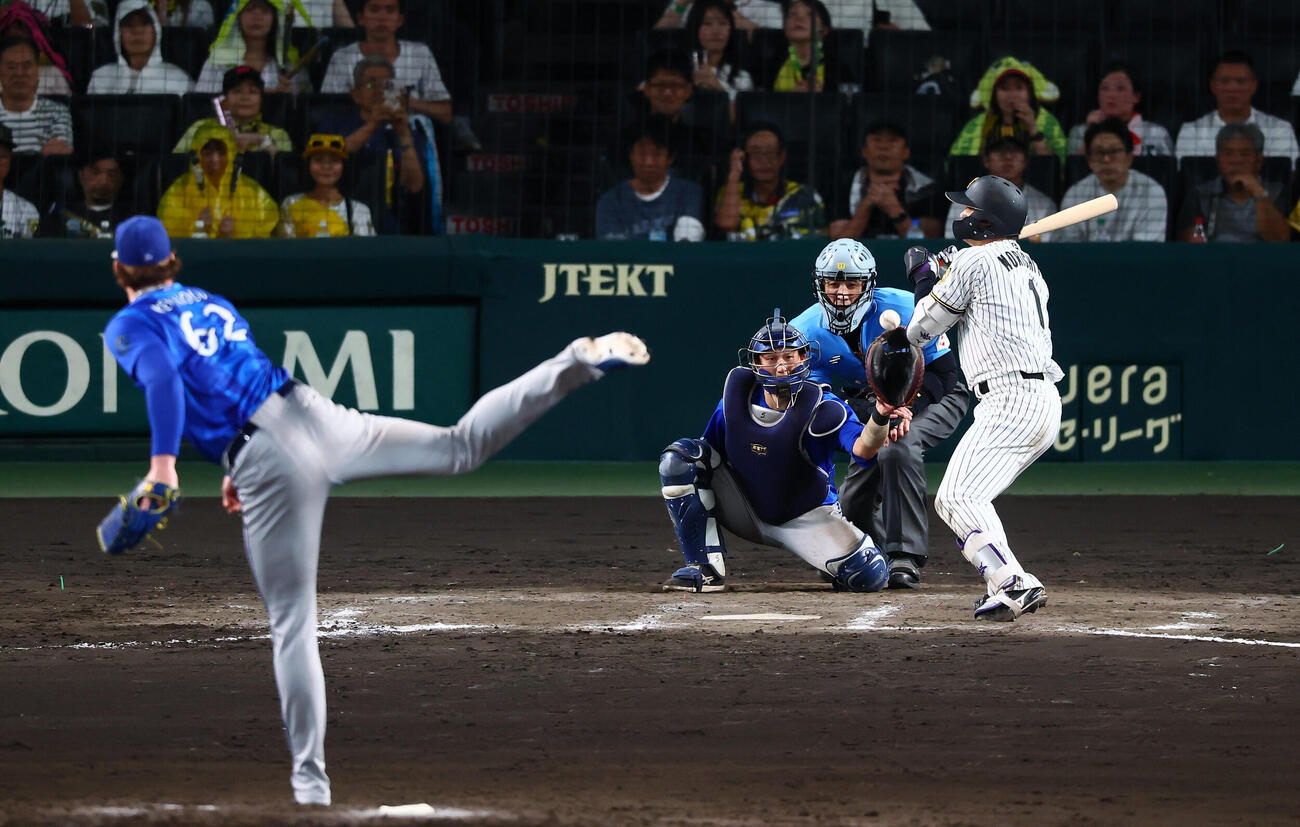 阪神対DeNA 9回裏阪神無死、死球を受ける森下翔太。投手ショーン・レイノルズ（撮影・加藤哉）