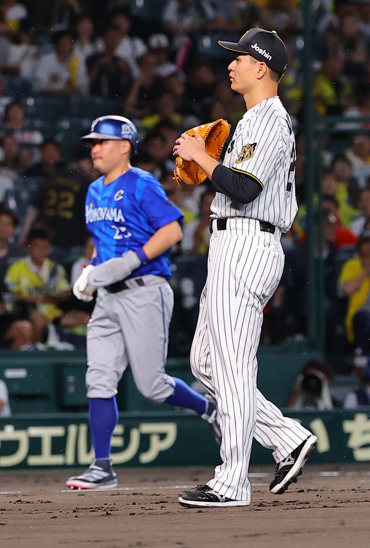 阪神対DeNA 2回表DeNA1死満塁、大竹耕太郎（右）は竹田祐に押し出し四球を与え、筒香嘉智（左）の生還を許す（撮影・上田博志）