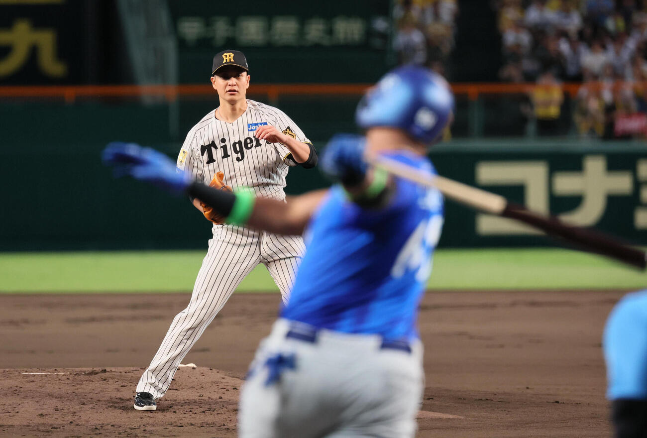 阪神対DeNA 1回表DeNA2死三塁、大竹耕太郎はヘラル・エンカーナシオンを空振り三振に仕留める（撮影・宮崎幸一）