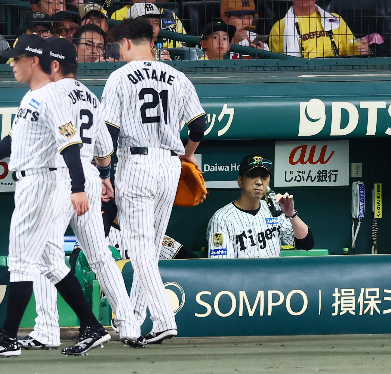 阪神対DeNA 3回表DeNA無死一、二塁、筒香嘉智を迎えたところで降板する先発大竹耕太郎と藤川球児監督（右）（撮影・加藤哉）