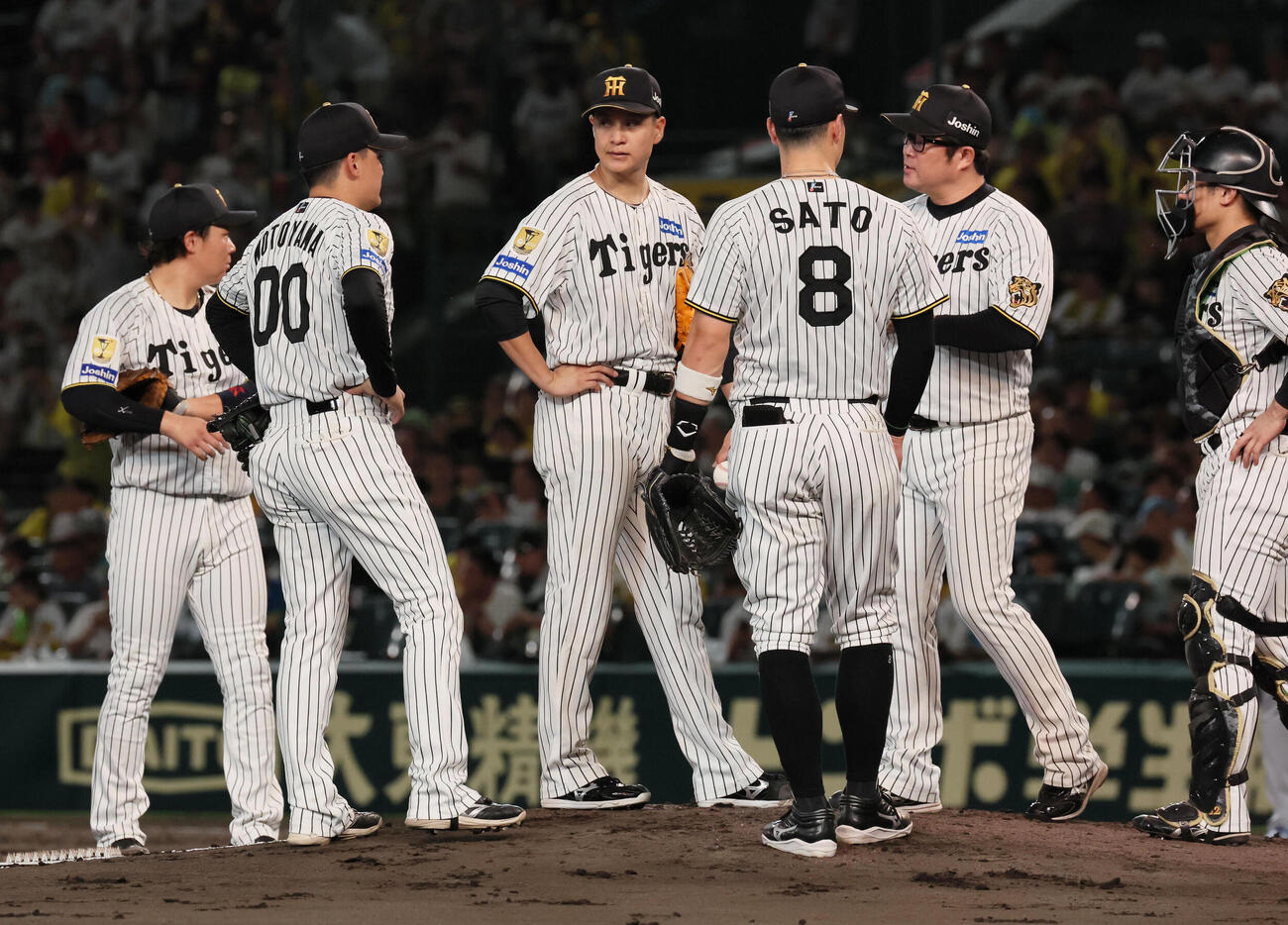 阪神対DeNA 3回表DeNA無死一、二塁、交代を告げられた大竹耕太郎（中央）（撮影・宮崎幸一）