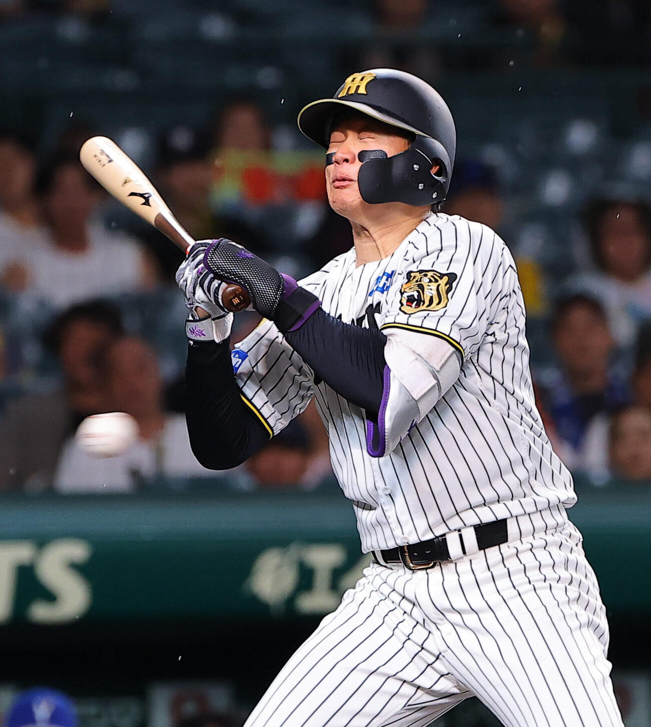 阪神対DeNA 9回裏阪神無死、森下翔太は死球を受ける（撮影・上田博志）