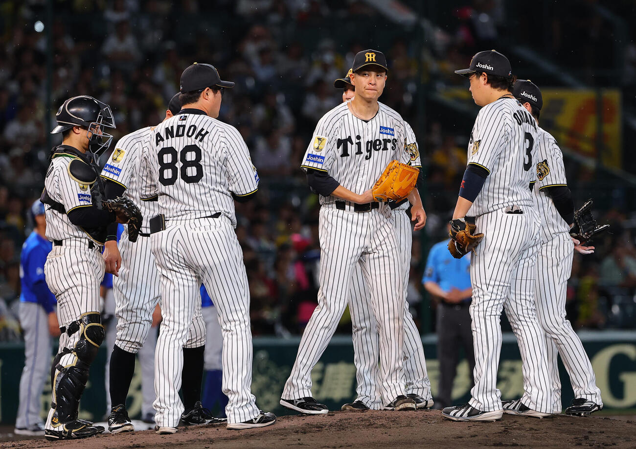 阪神対DeNA 2回表DeNA1死満塁、大竹耕太郎（中央）は竹田祐への押し出し四球で先制点を許す（撮影・上田博志）