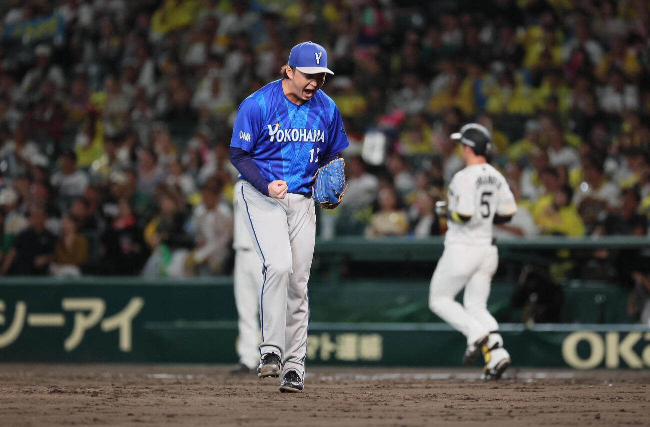 阪神対DeNA 5回裏阪神2死一、二塁、竹田祐は近本光司を遊ゴロに仕留めてガッツポーズ（撮影・宮崎幸一）