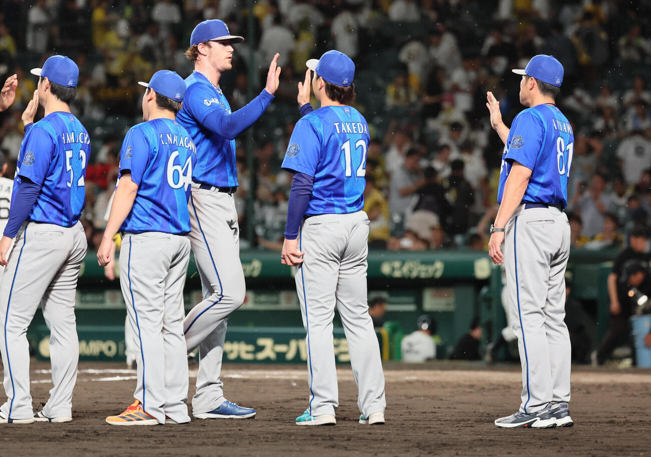 阪神対DeNA 2勝目を挙げたDeNA竹田祐（中央）はショーン・レイノルズ（左から3人目）を迎える。右端は相川亮二監督（撮影・宮崎幸一）