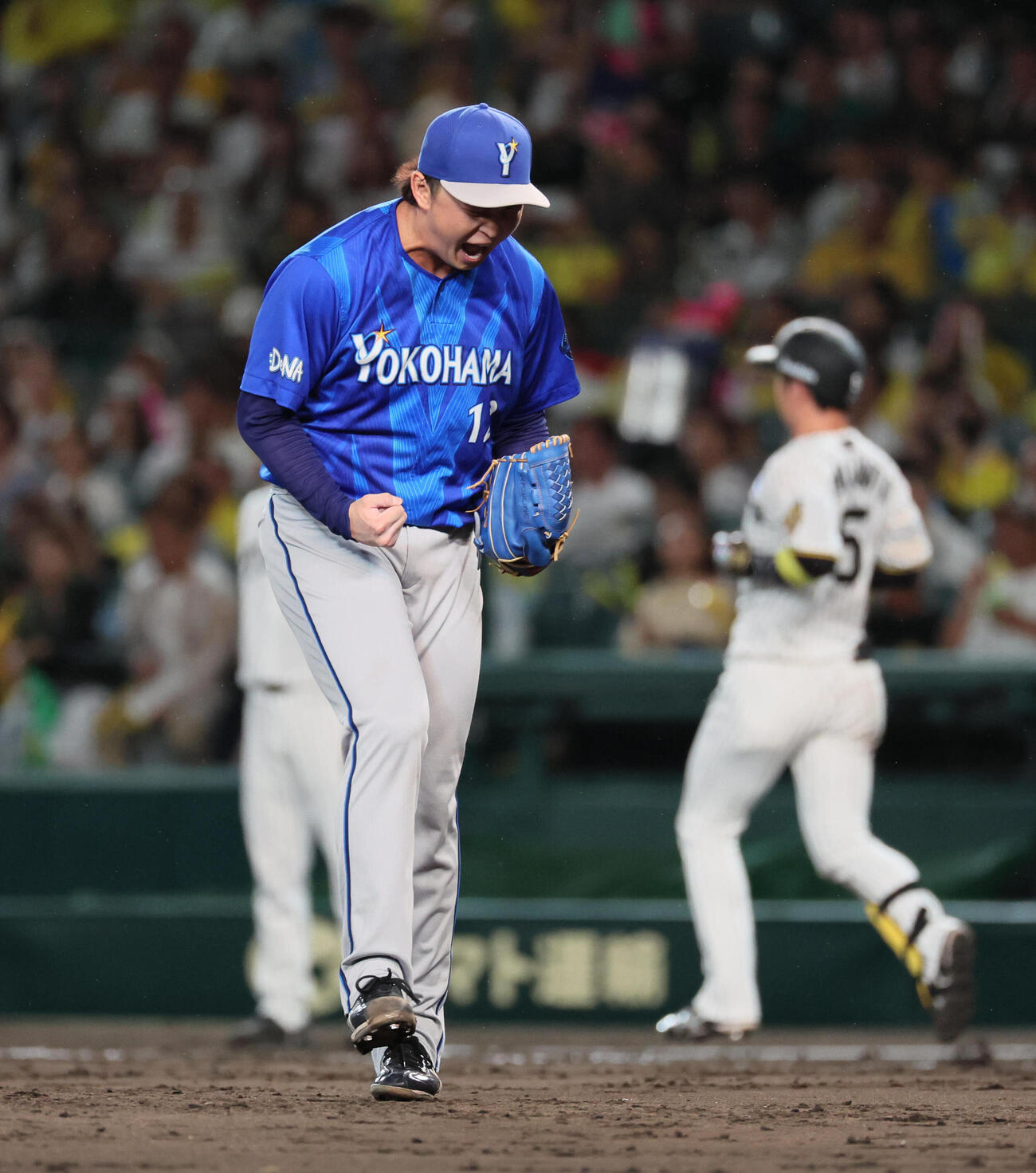 阪神対DeNA 5回裏阪神2死一、二塁、竹田祐は近本光司を遊ゴロに打ち取りガッツポーズ（撮影・宮崎幸一）