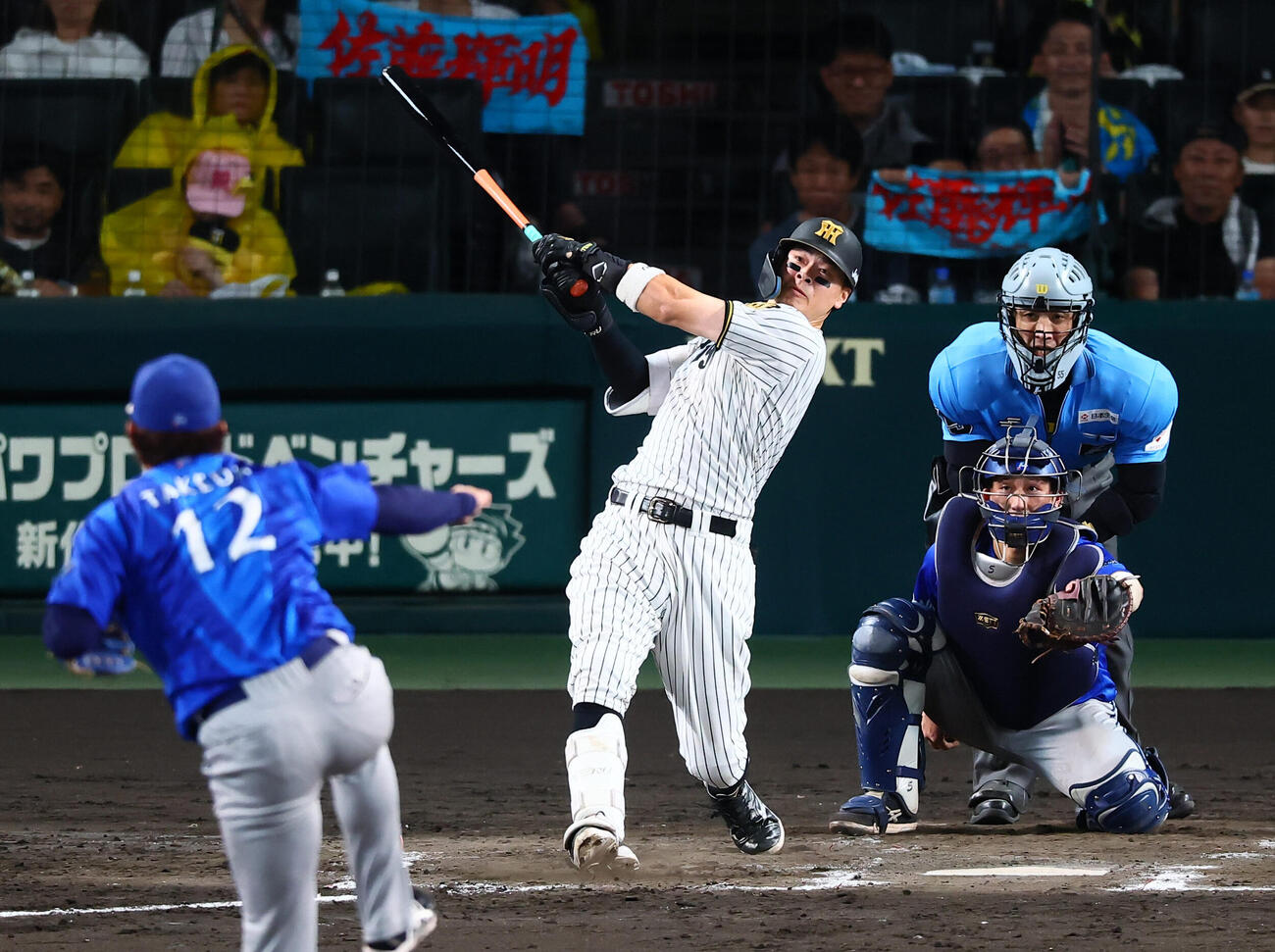 阪神対DeNA 4回裏阪神2死、佐藤輝明は右中間に本塁打を放つ。投手竹田祐（撮影・加藤哉）