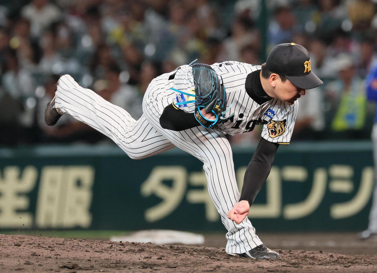 阪神対DeNA　阪神5番手の岩崎優（撮影・宮崎幸一）