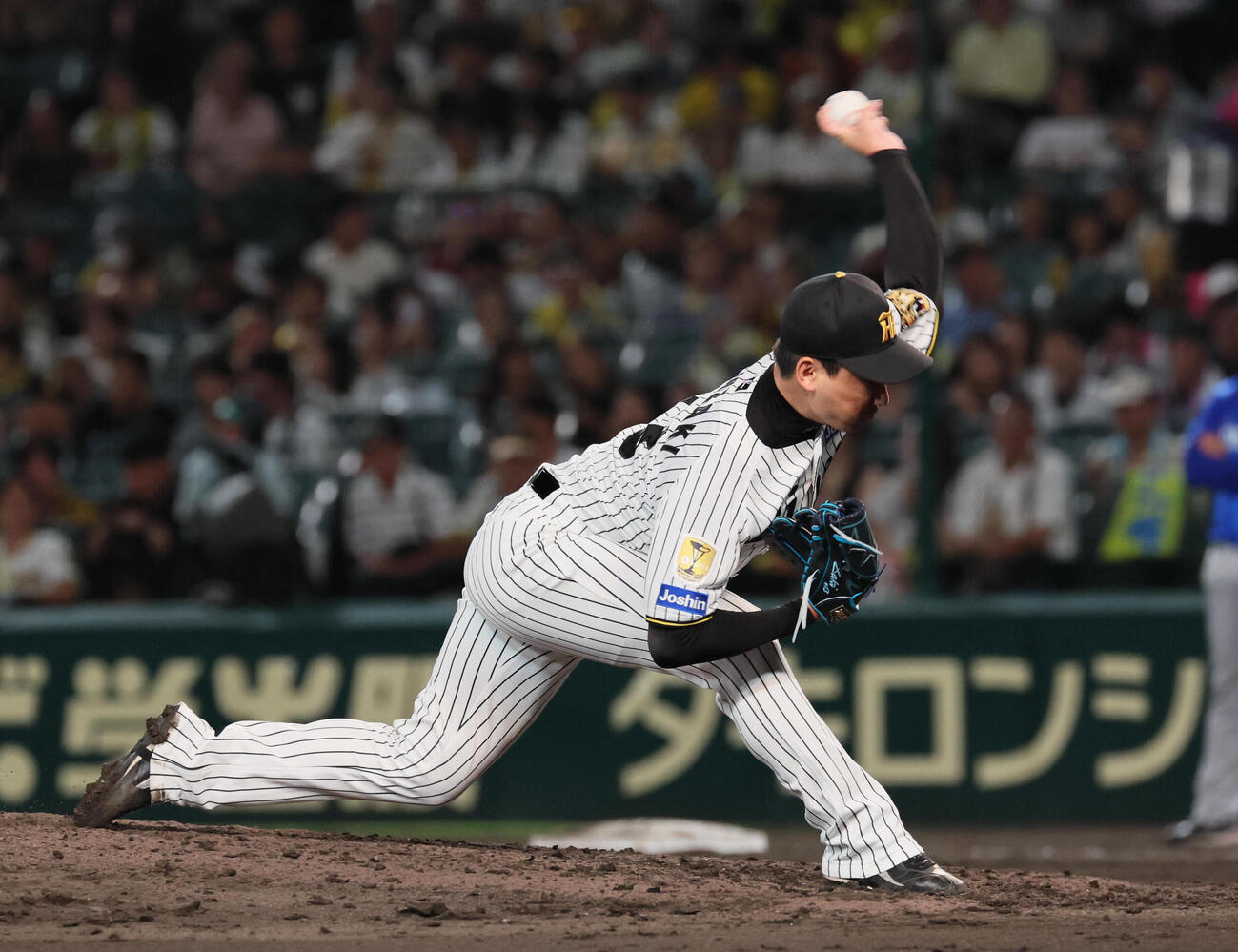 阪神対DeNA　阪神5番手の岩崎優（撮影・宮崎幸一）