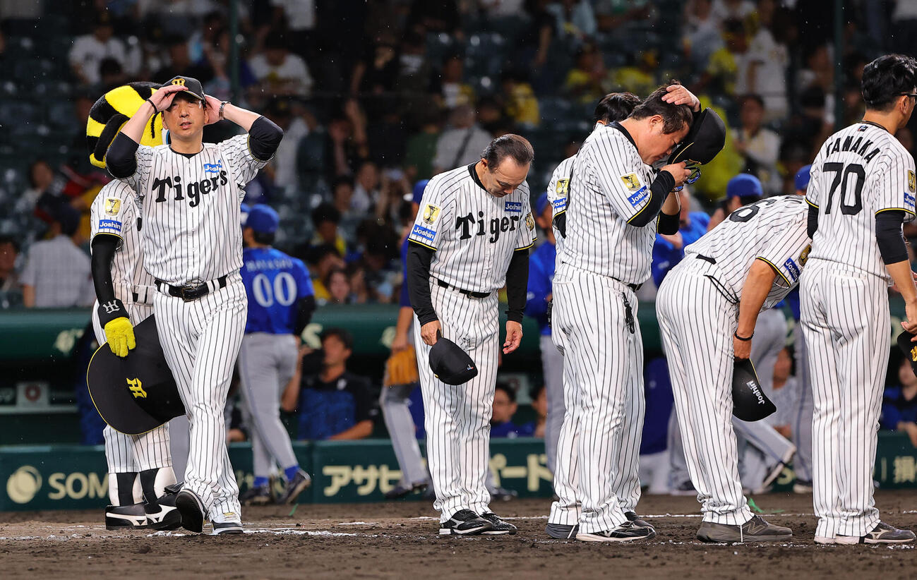 阪神対DeNA　ファンへのあいさつを終えた阪神藤川球児監督（左）はベンチに引き揚げる（撮影・上田博志）