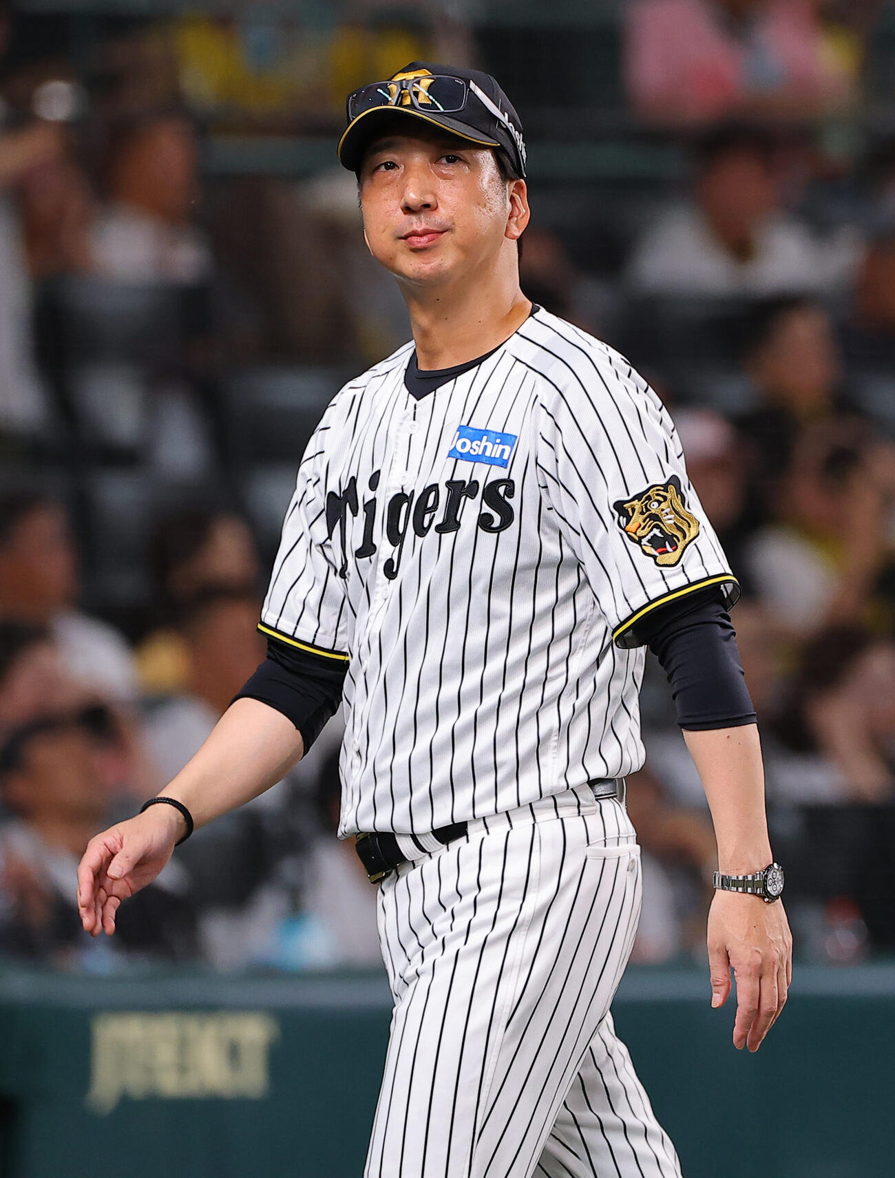 阪神対DeNA　選手交代を告げベンチに引き揚げる藤川球児監督（撮影・上田博志）