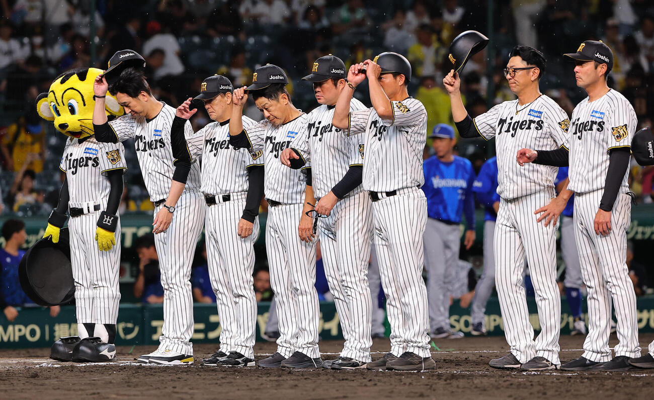 阪神対DeNA DeNAに敗れた阪神藤川球児監督（左から2人目）はファンにあいさつをする（撮影・上田博志）