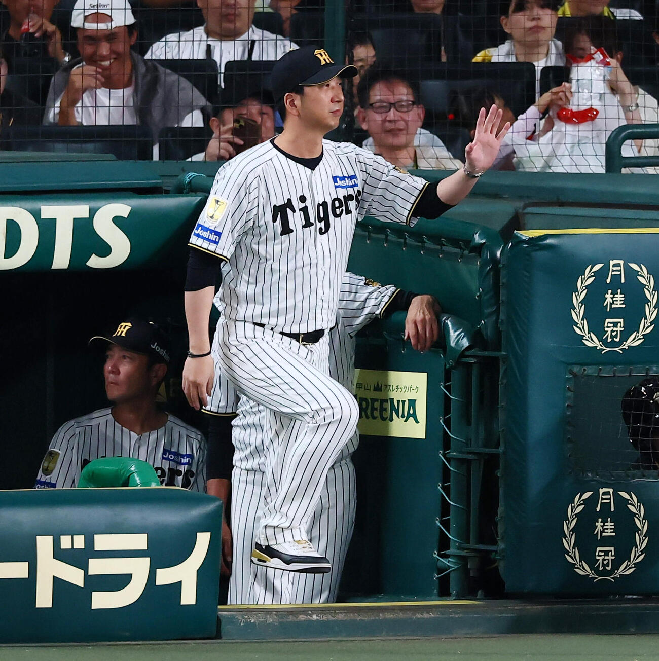 阪神対DeNA 3回表DeNA無死一、二塁、打者筒香嘉智を迎え先発大竹耕太郎の交代を告げる藤川球児監督（撮影・加藤哉）