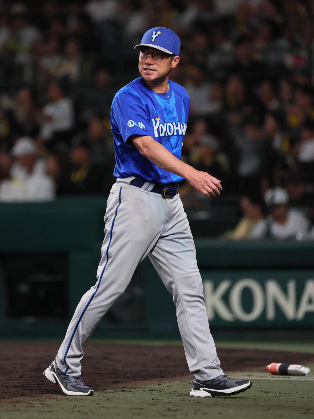 阪神対DeNA 9回裏、やや笑顔を見せるDeNA相川亮二監督（撮影・宮崎幸一）