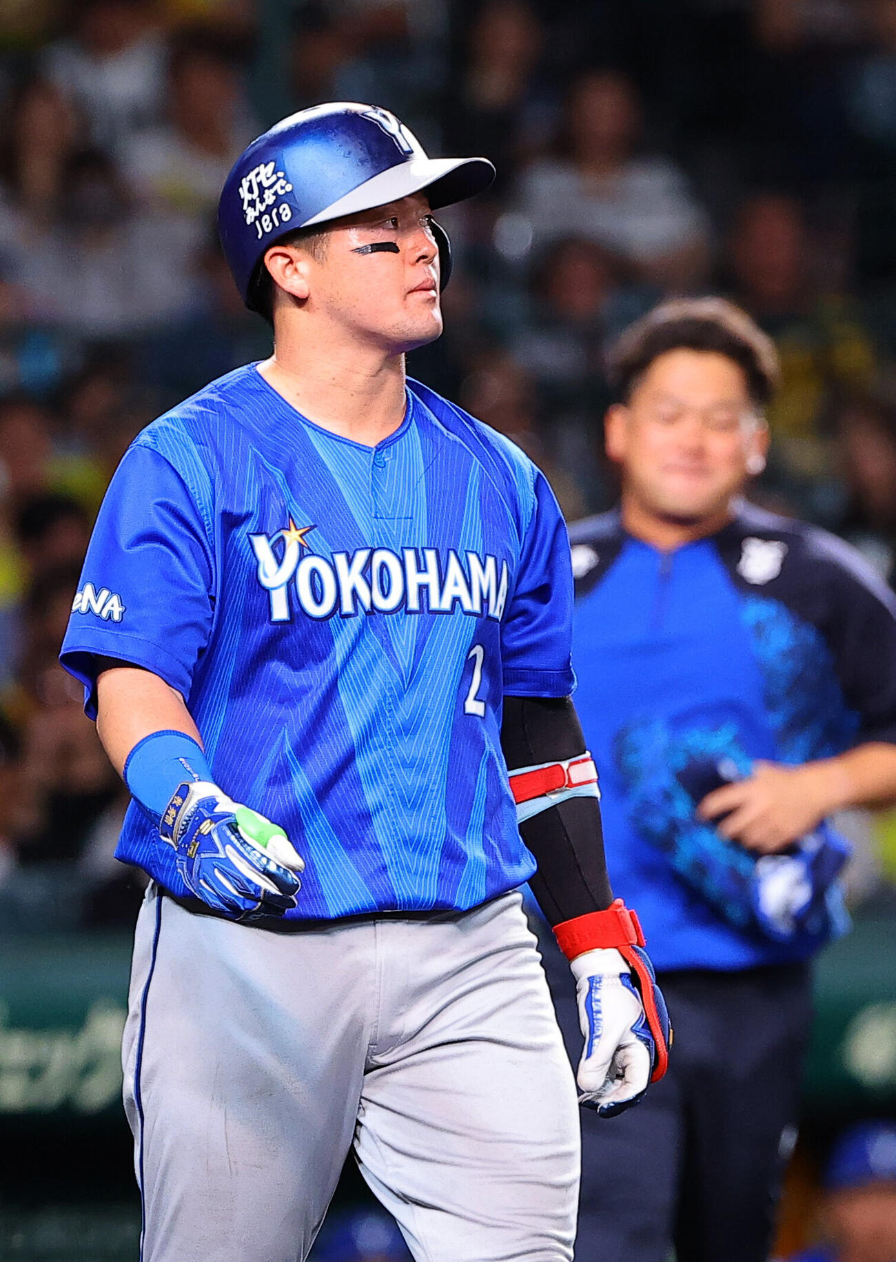 阪神対DeNA 5回表1死、牧秀悟は死球を受ける（撮影・上田博志）
