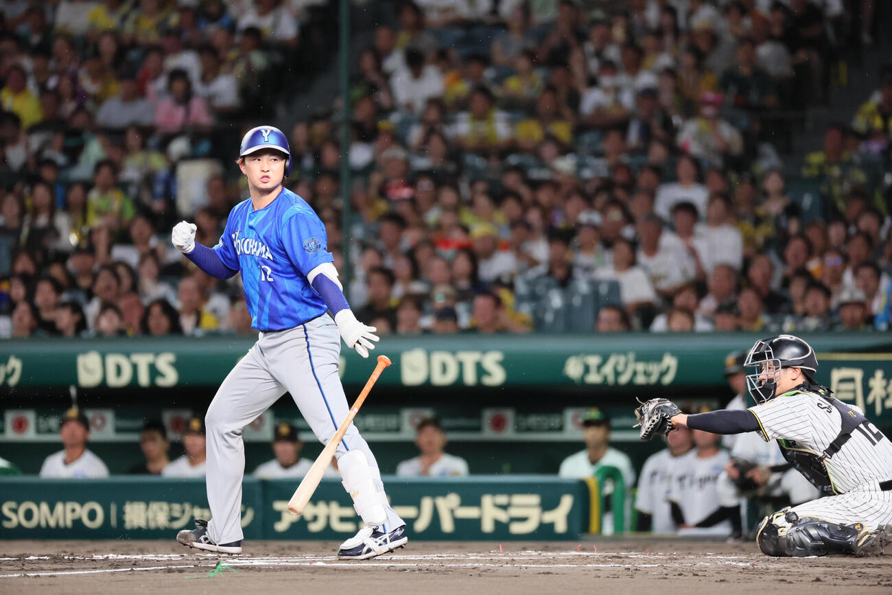 阪神対DeNA 3回表DeNA1死満塁、竹田祐は押し出し四球を選んで先制してガッツポーズ（撮影・宮崎幸一）