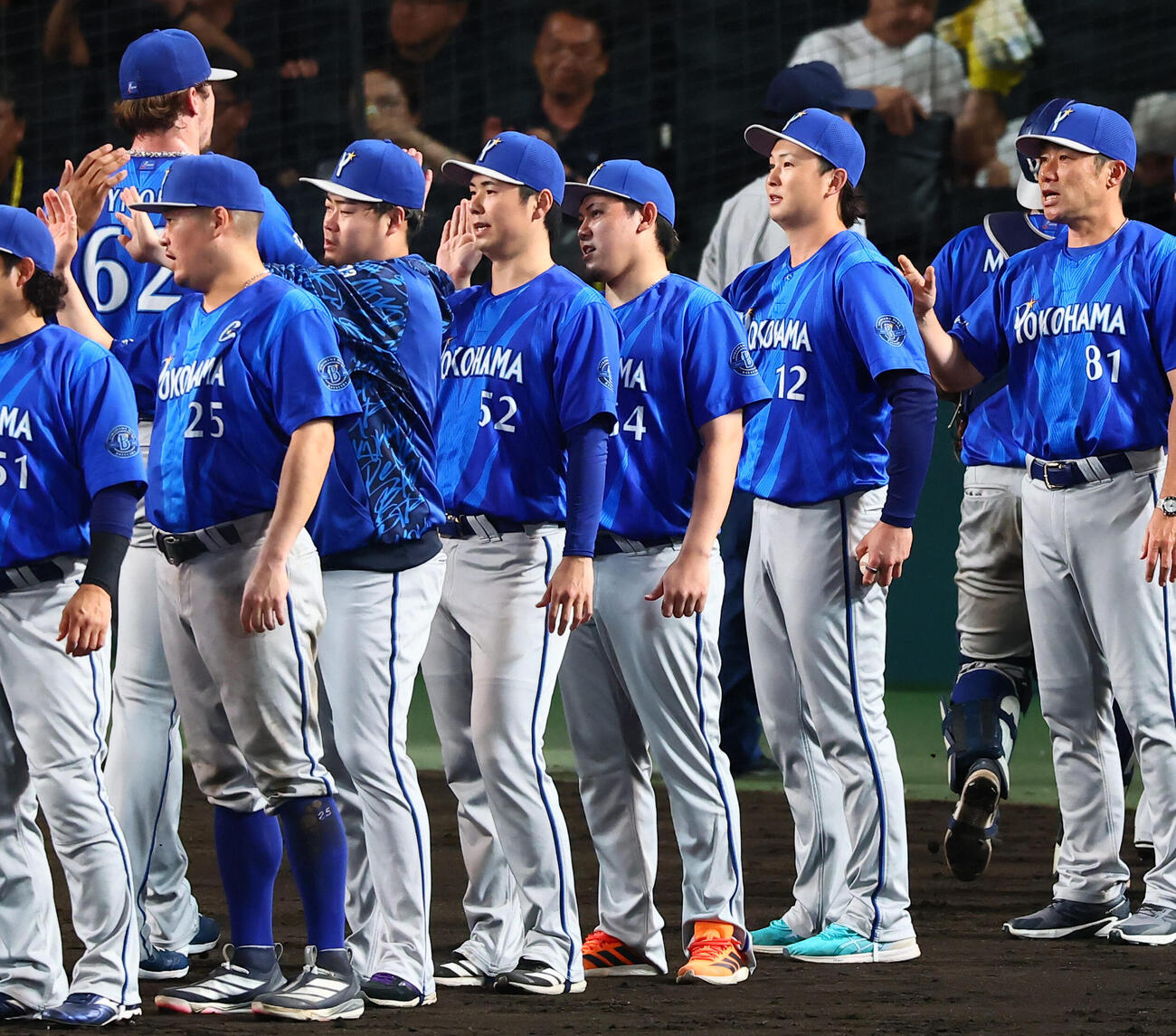 阪神対DeNA　阪神に勝利しウイニングボールを手にナインを迎えるDeNA竹田祐（撮影・加藤哉）