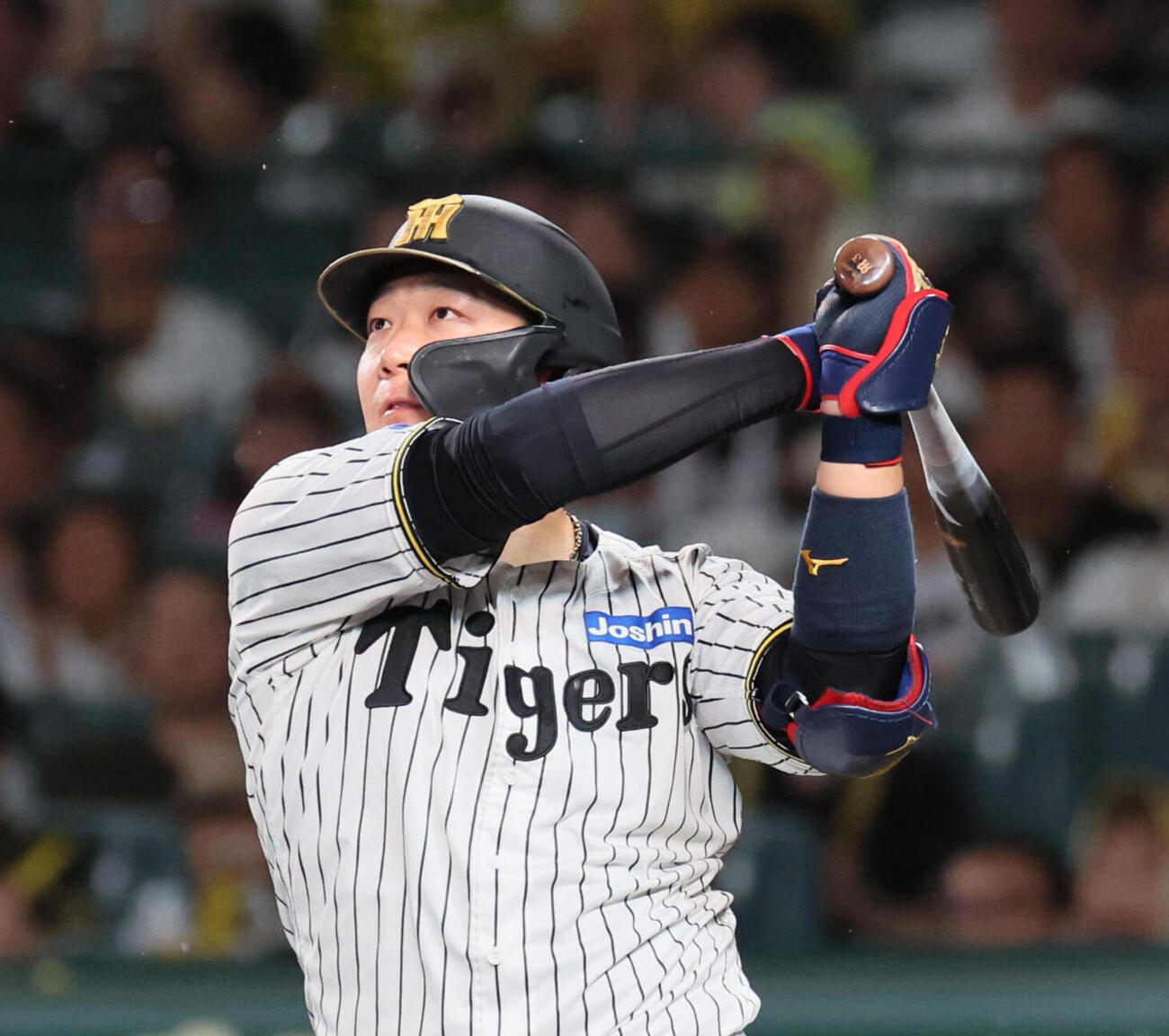 阪神対DeNA 9回裏1死一塁、二塁打を放つ大山悠輔（2026年9月6日撮影）