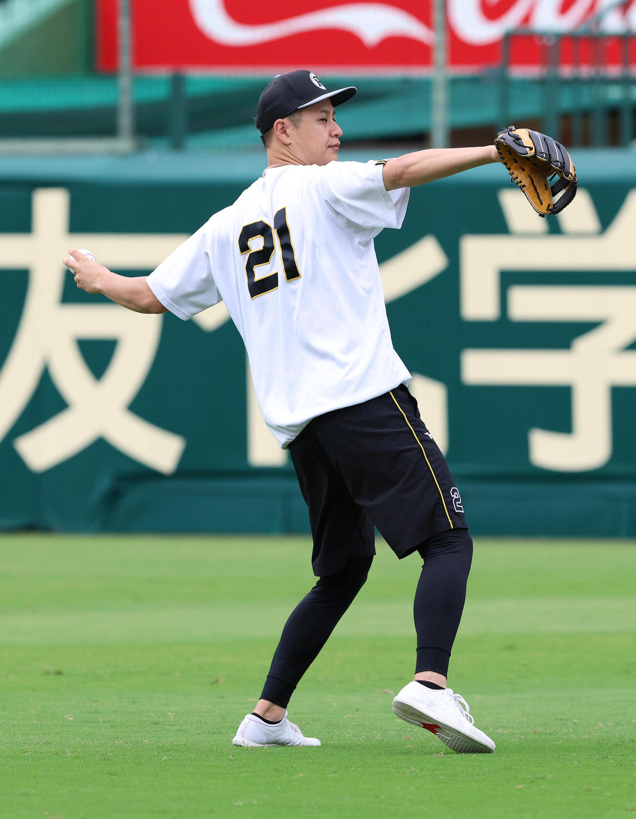 投手指名練習でキャッチボールする大竹耕太郎（撮影・白石智彦）