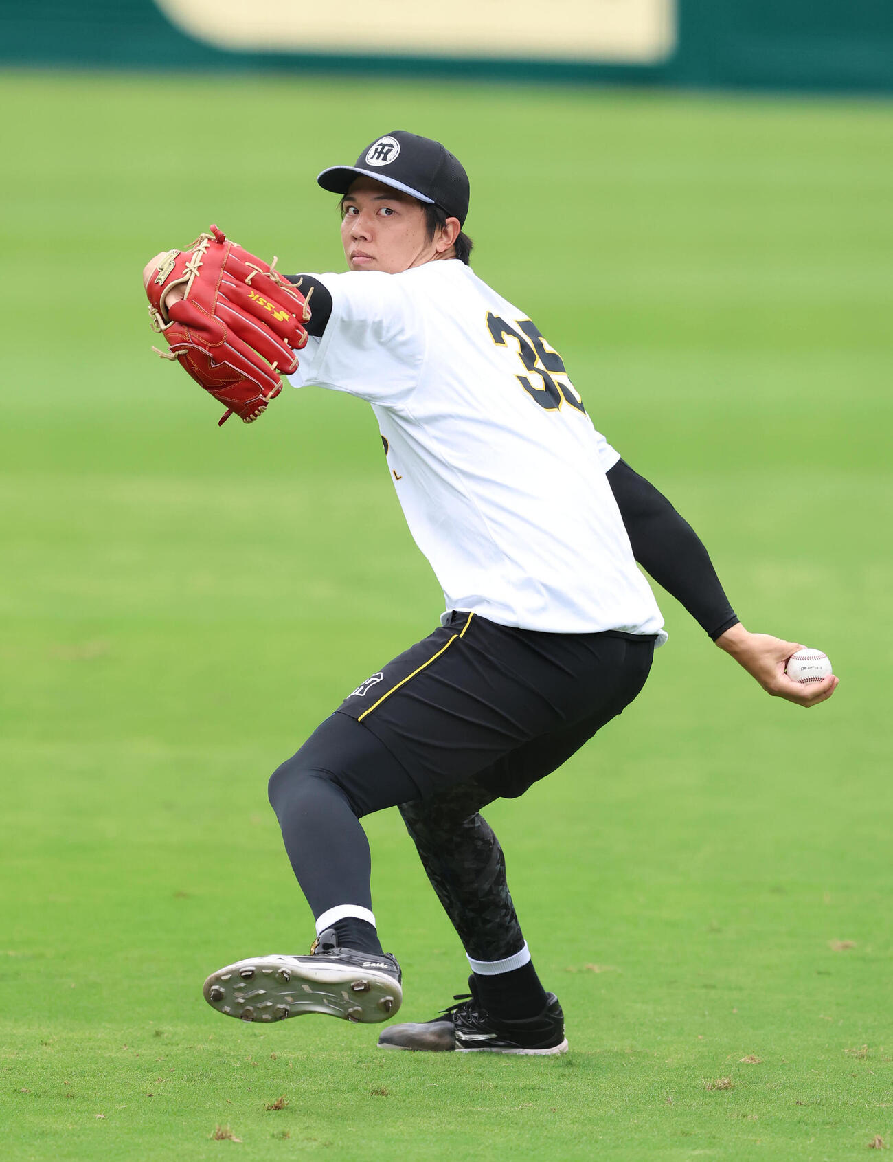 投手指名練習でキャッチボールする才木浩人（撮影・白石智彦）