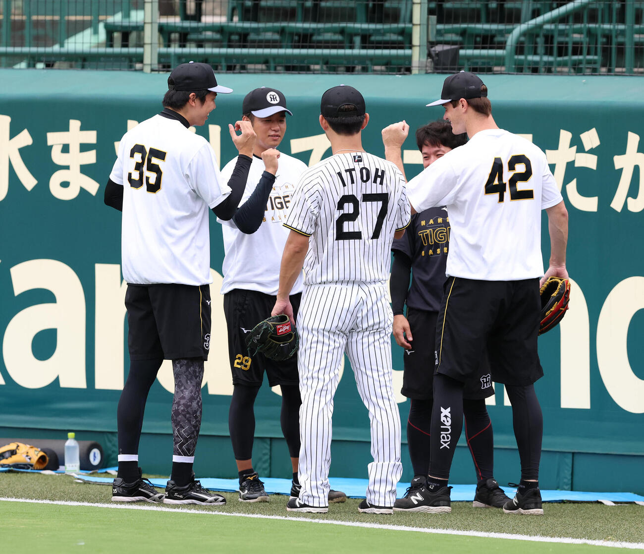 グーとパーでキャッチボールのペアを決める、左から才木浩人、高橋遥人、伊藤将司、イーストン・ルーカス（撮影・白石智彦）