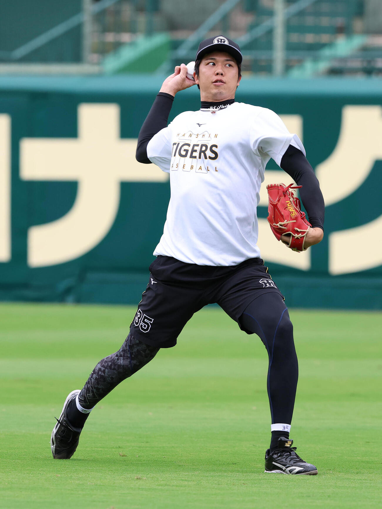 投手指名練習でキャッチボールする才木浩人（撮影・白石智彦）