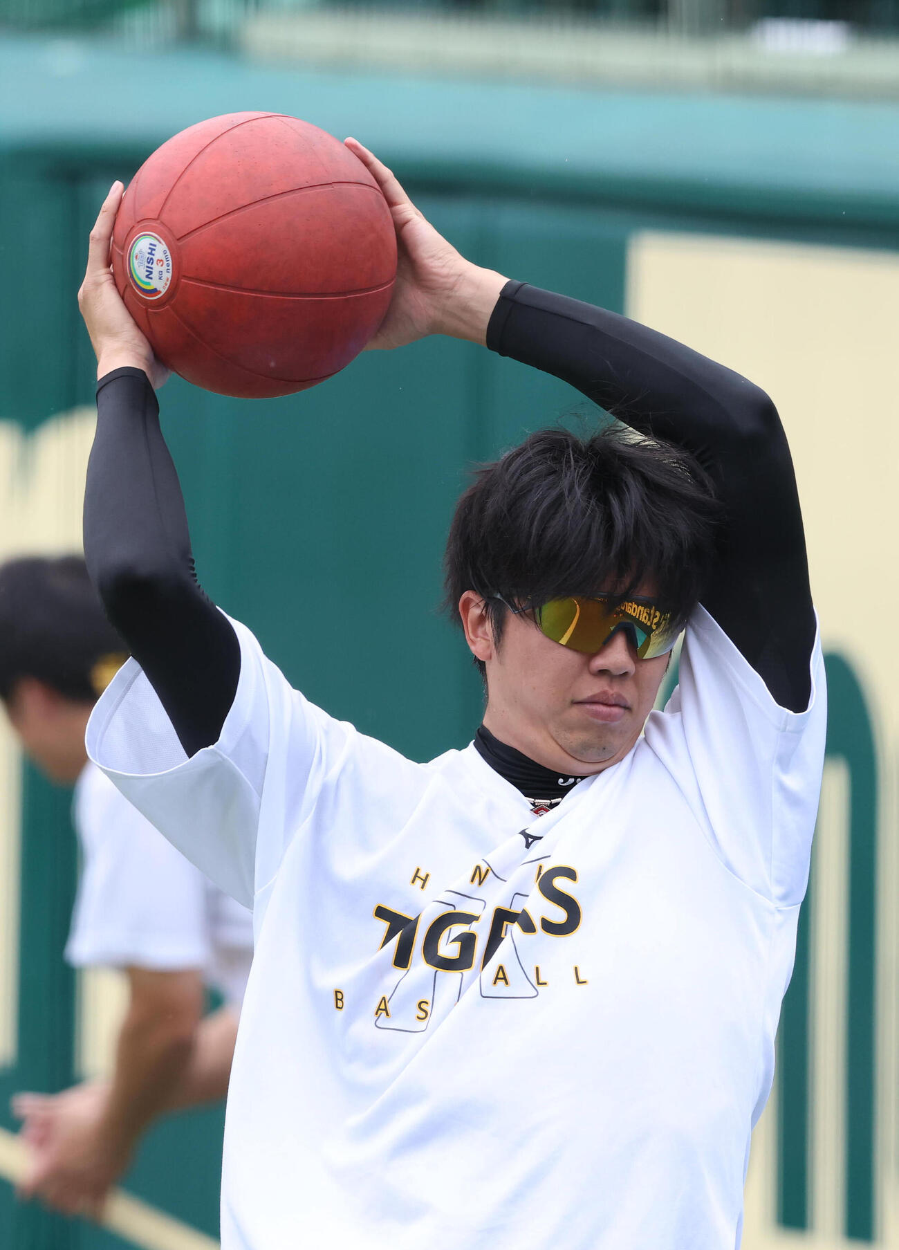 メディシンボールでトレーニングする才木浩人（撮影・白石智彦）