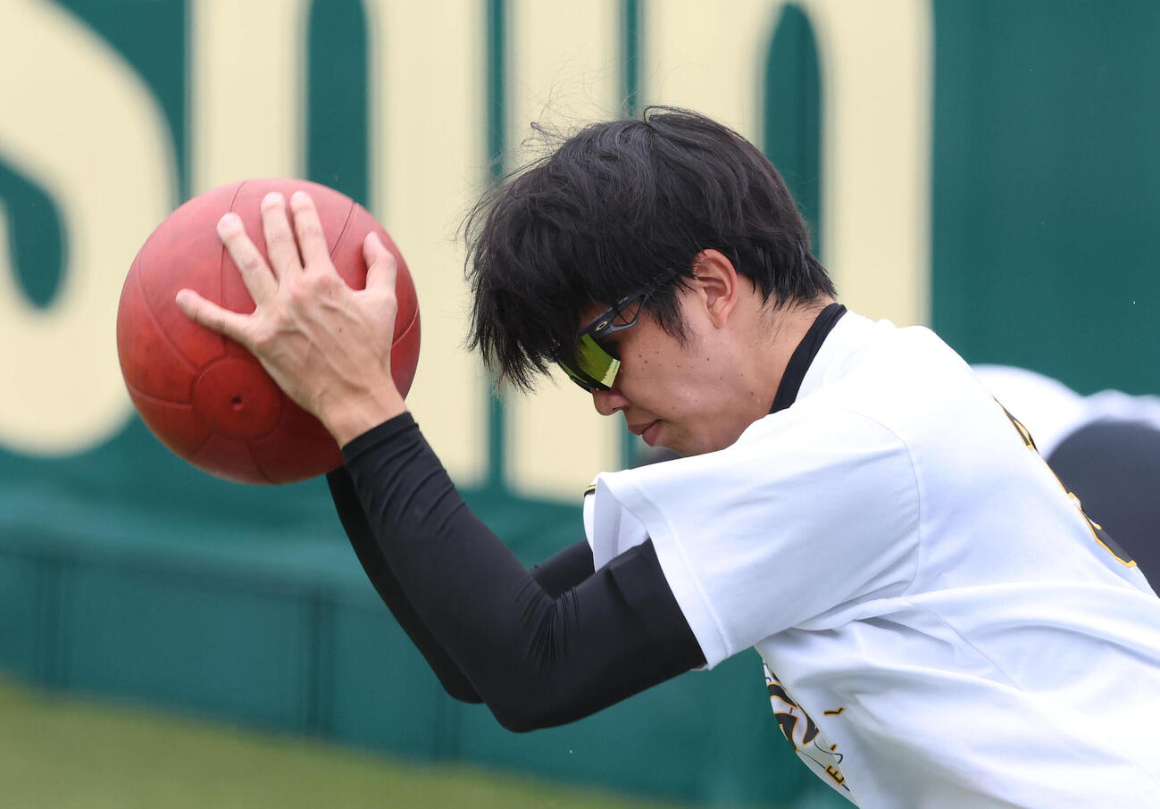 メディシンボールでトレーニングする才木浩人（撮影・白石智彦）