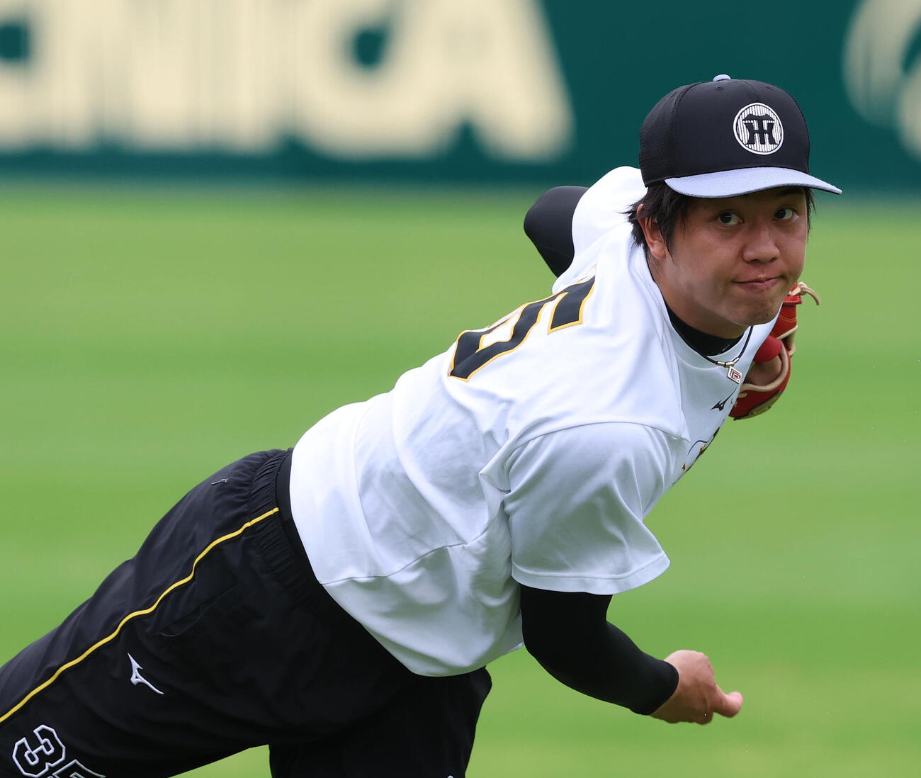 投手指名練習でキャッチボールする才木浩人（撮影・白石智彦）