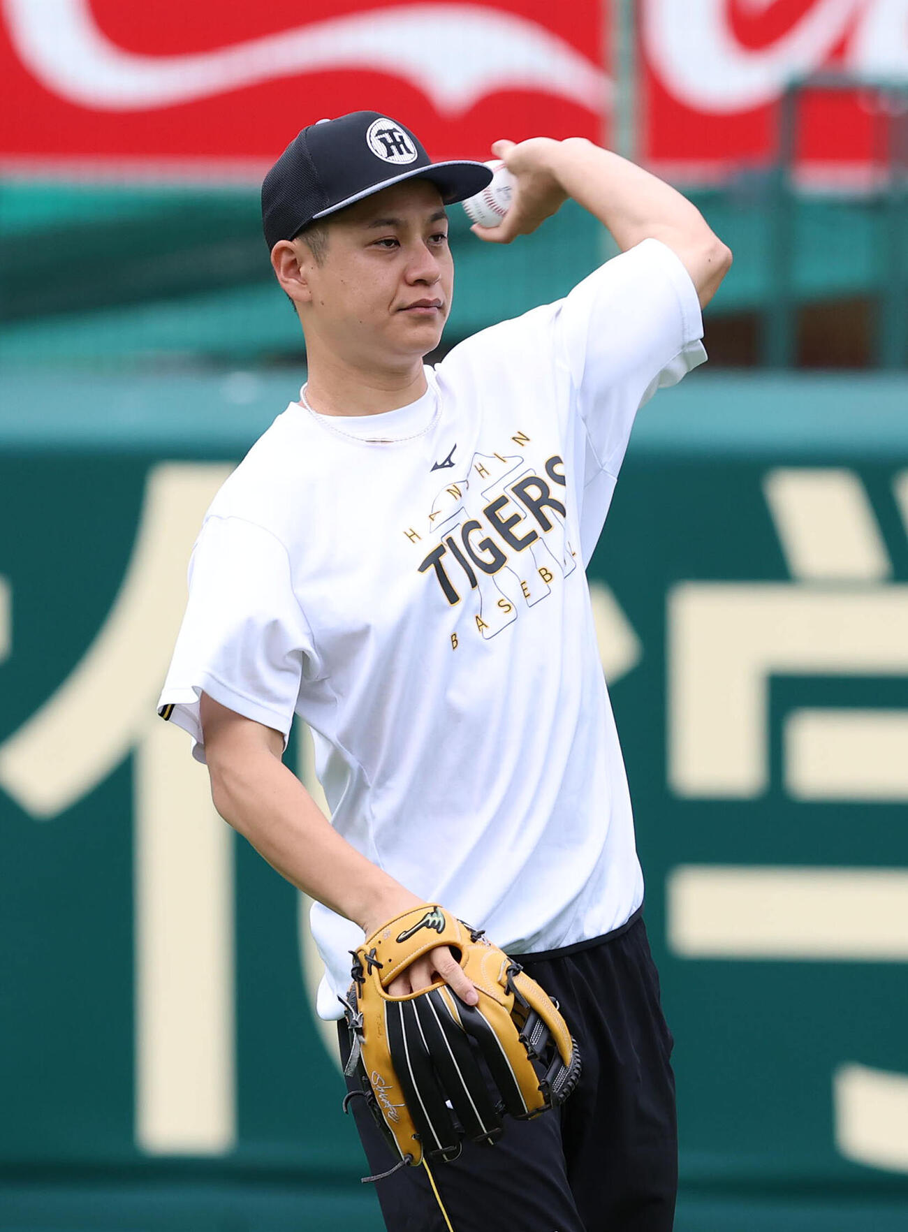 投手指名練習でキャッチボールする大竹耕太郎（撮影・白石智彦）