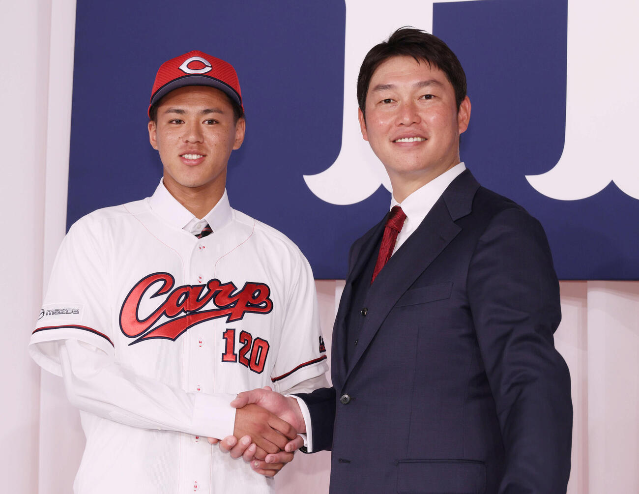 新井監督（右）と握手する杉田健（2023年12月撮影）