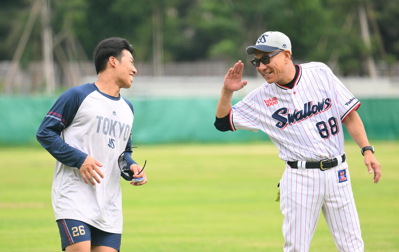 3日、試合前練習であいさつするヤクルト山野太一（左）と池山隆寛監督