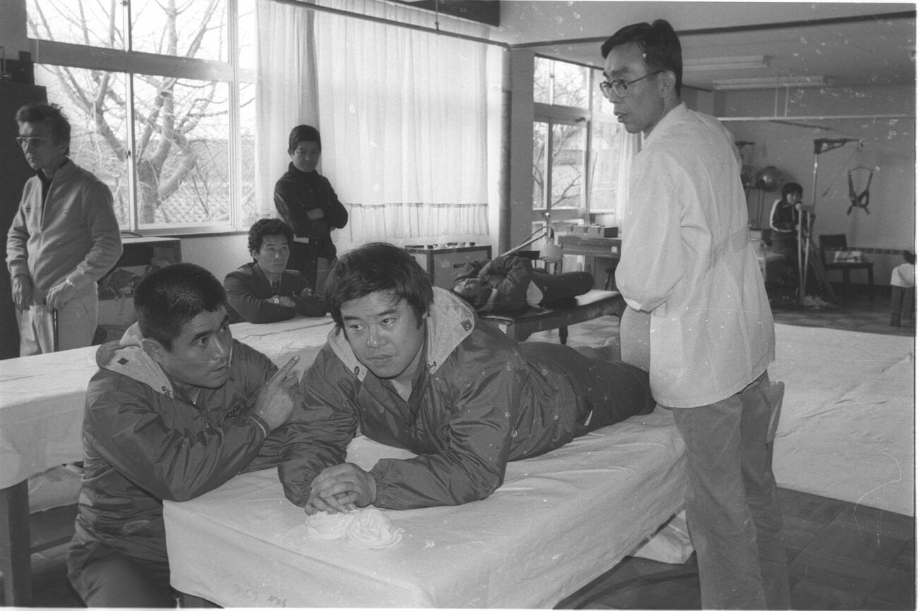 80年、門田博光（中央）はリハビリに取り組む。左は新山隆史コーチ