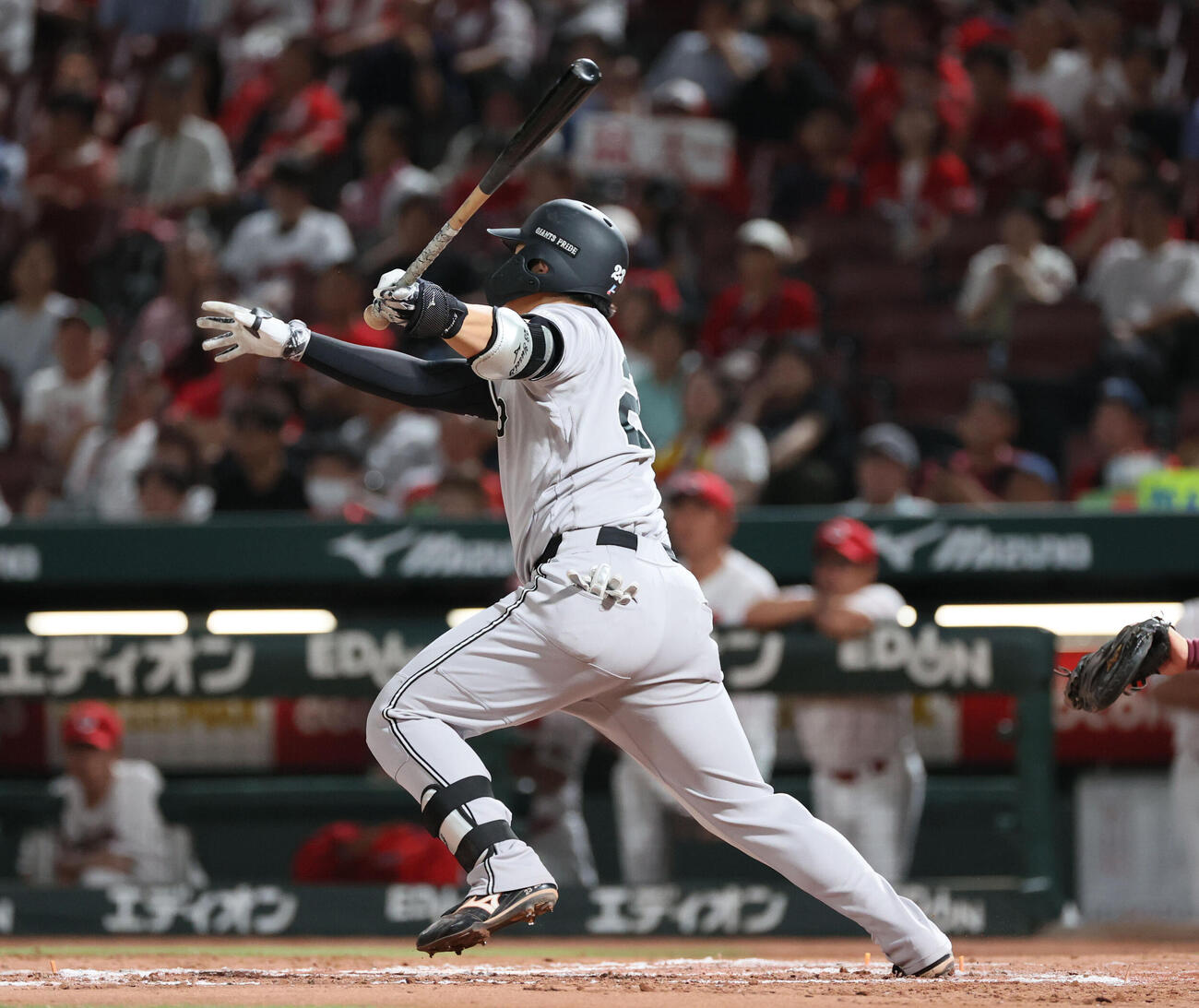 5日　広島対巨人　8回表巨人1死二塁、勝ち越しの右適時二塁打を放つ石塚裕惺