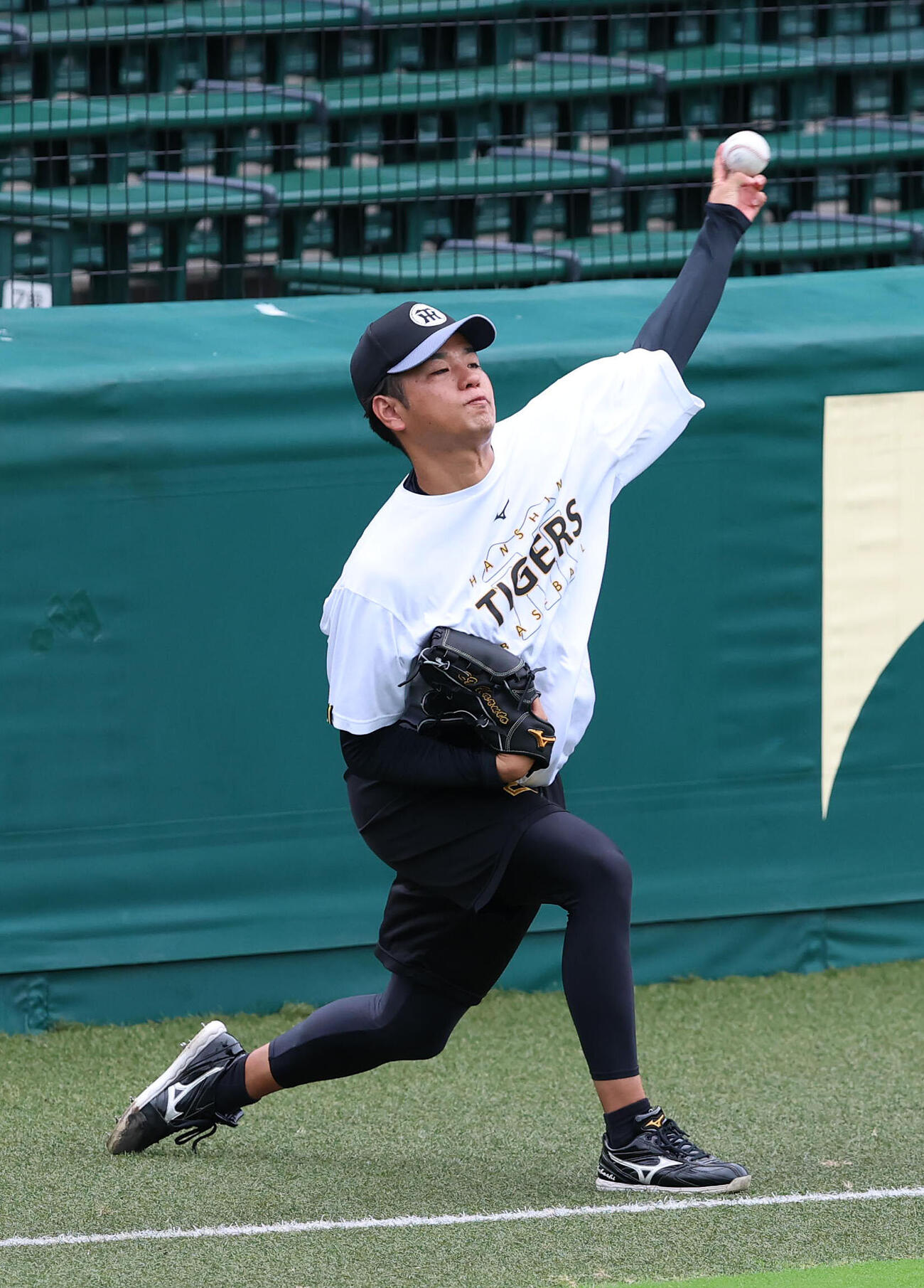 投手指名練習でキャッチボールする高橋遥人（撮影・白石智彦）