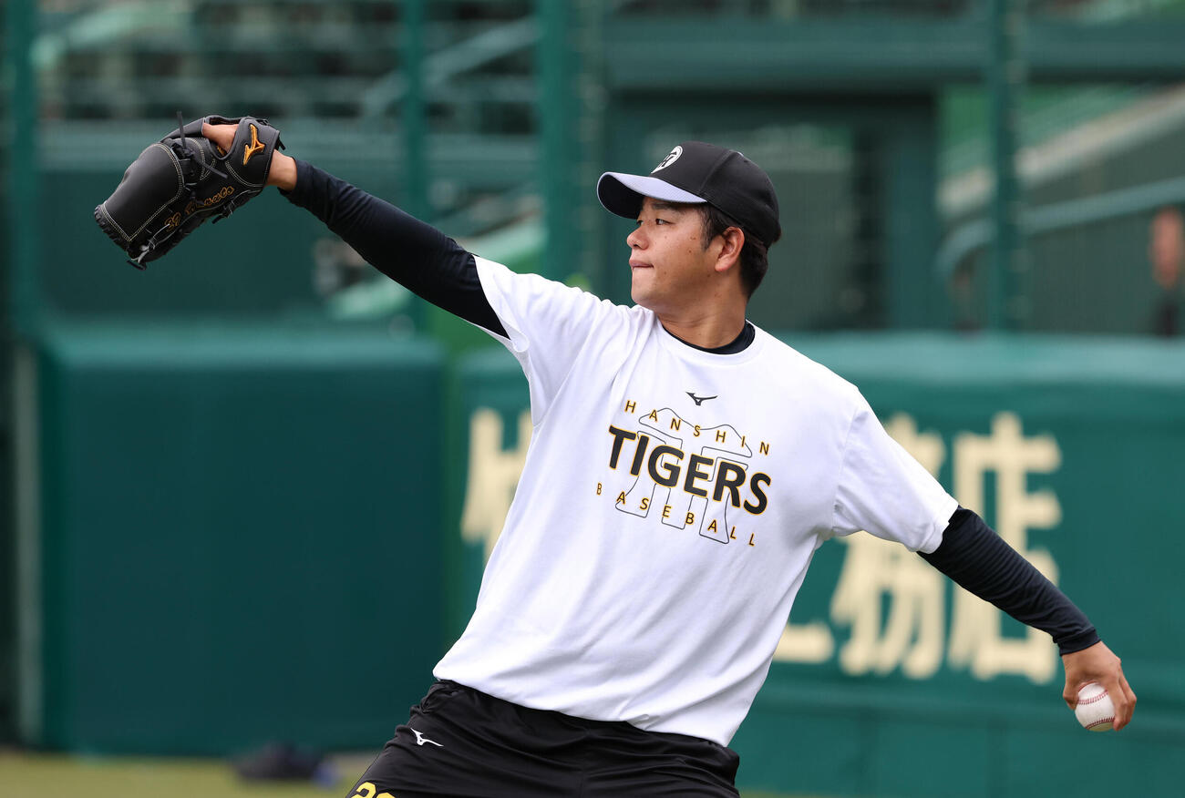 投手指名練習でキャッチボールする高橋遥人（撮影・白石智彦）