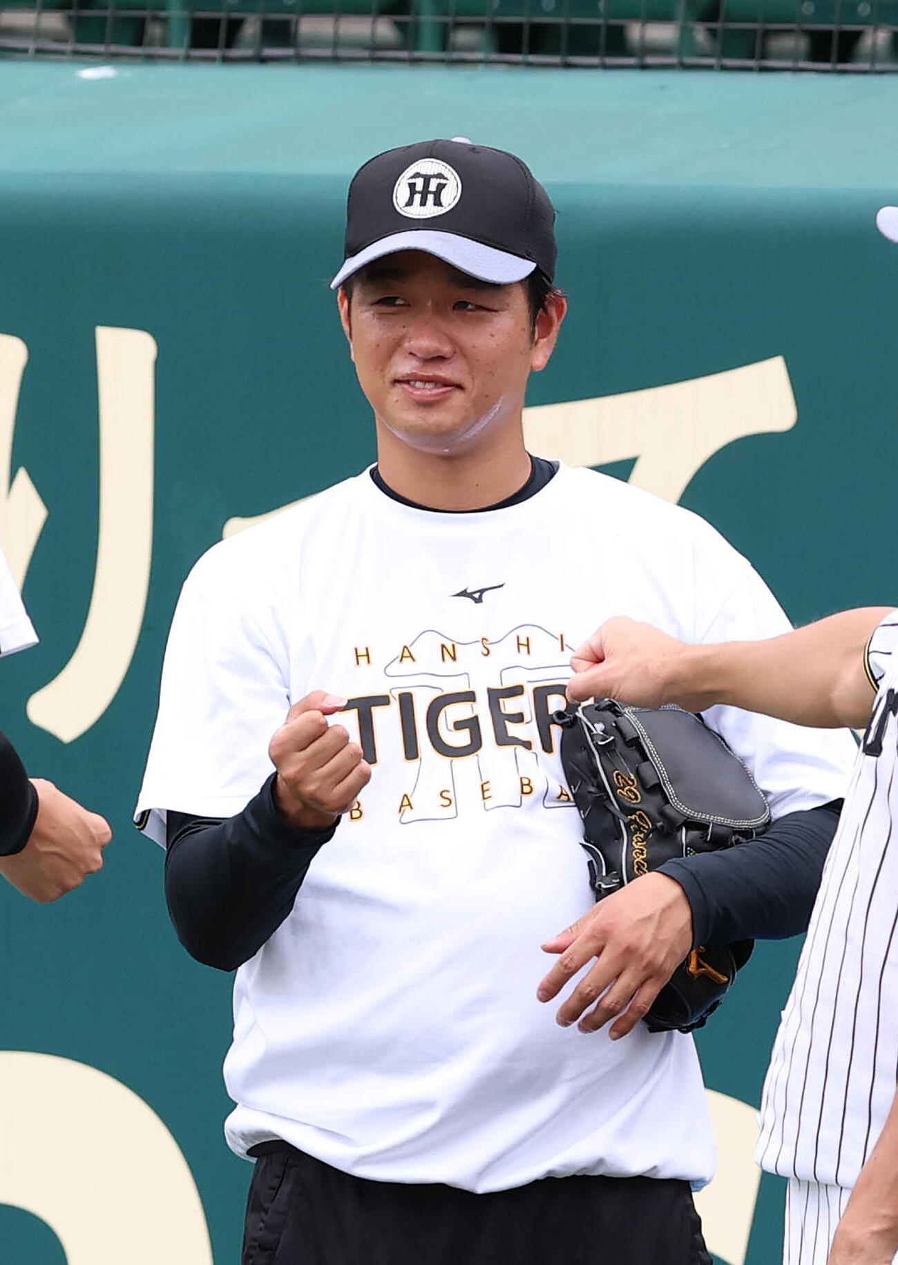 キャッチボールのペア決めに参加する高橋遥人（撮影・白石智彦）