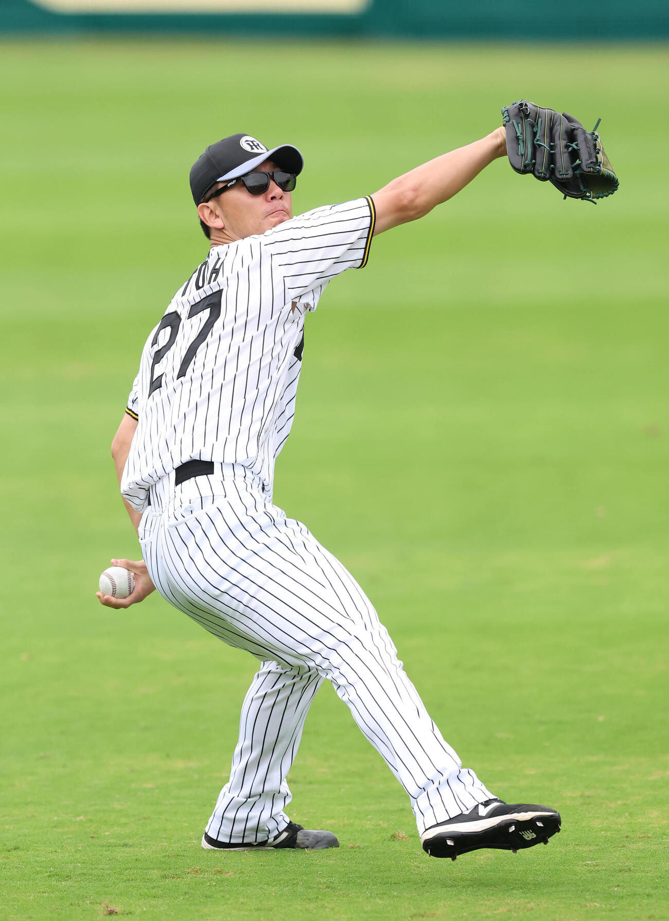 投手指名練習でキャッチボールする伊藤将司（撮影・白石智彦）