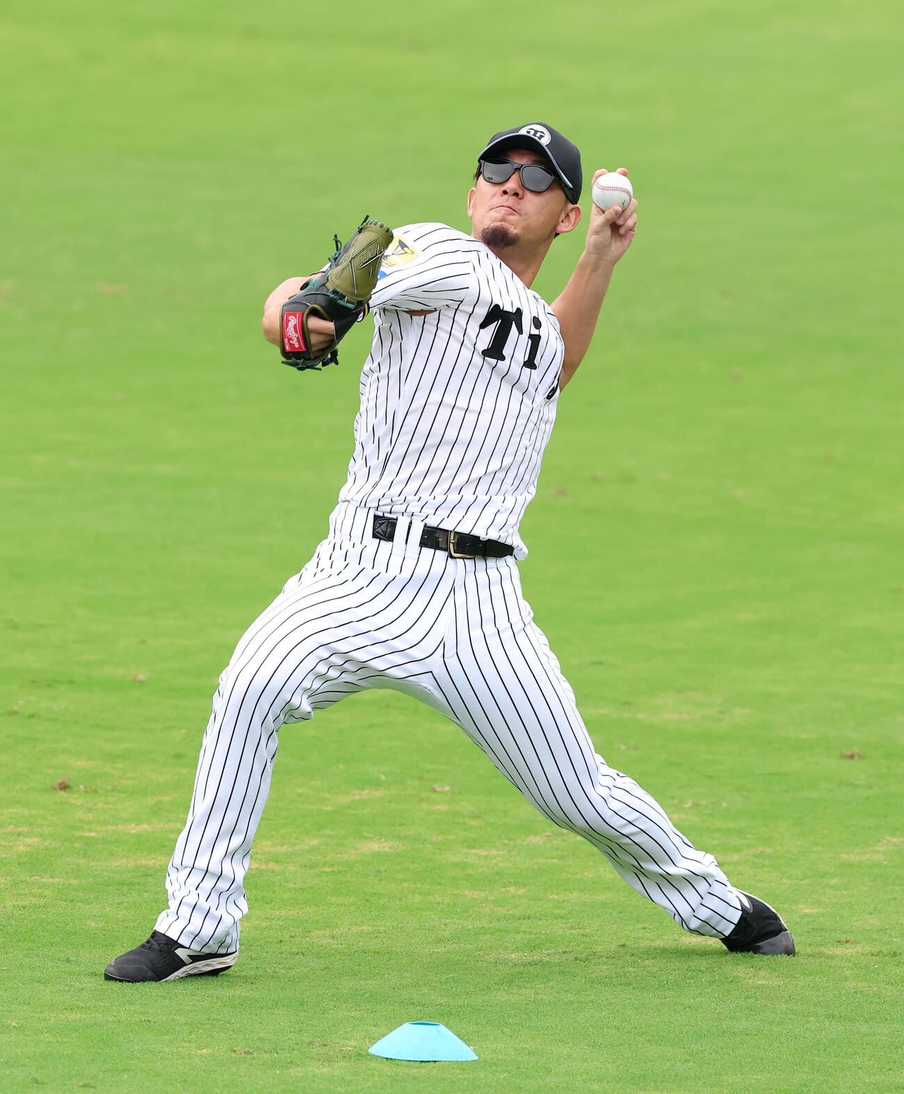 投手指名練習でキャッチボールする伊藤将司（撮影・白石智彦）