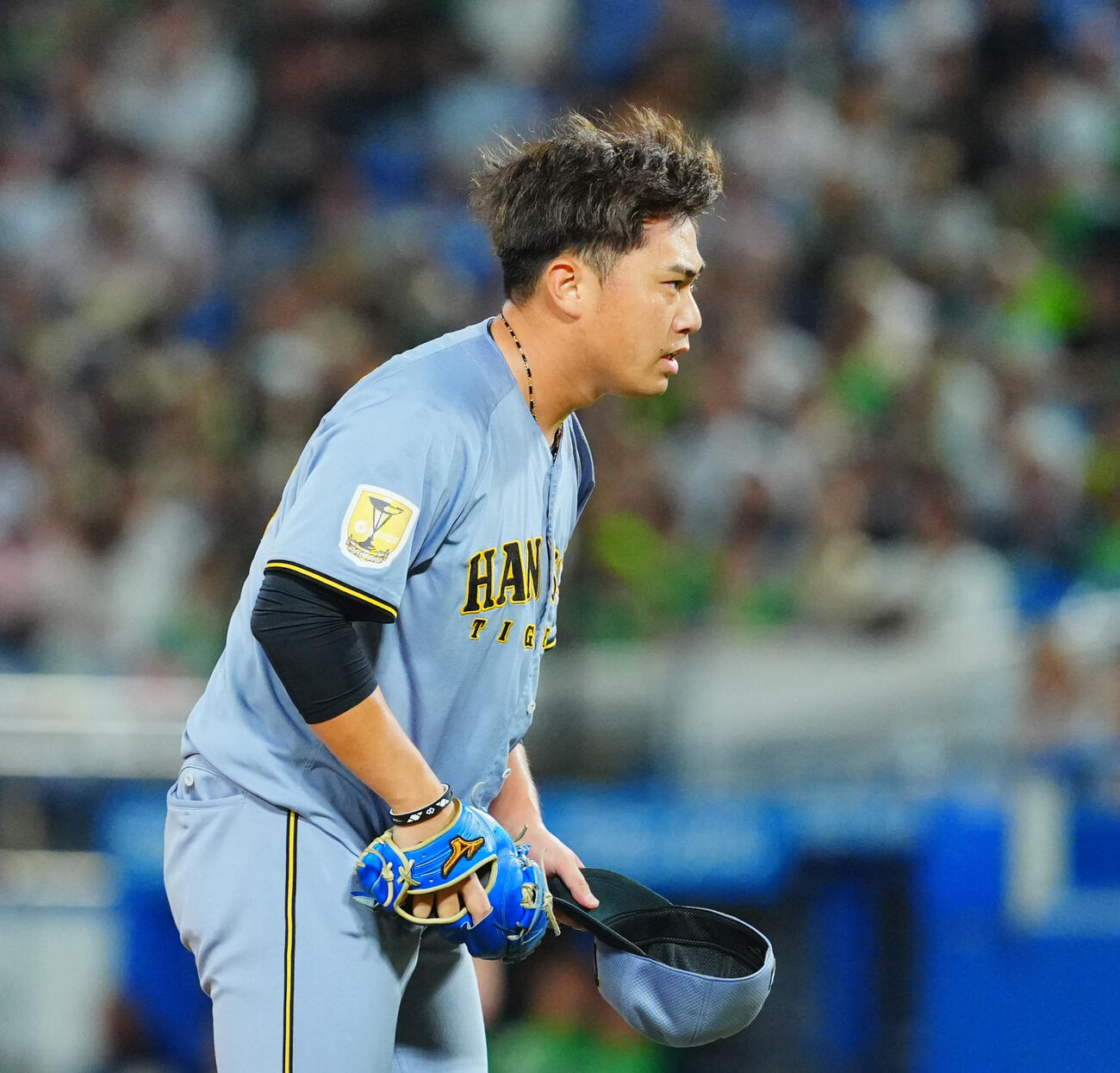 2日、ヤクルト戦で宮本に死球を当て謝る桐敷拓馬