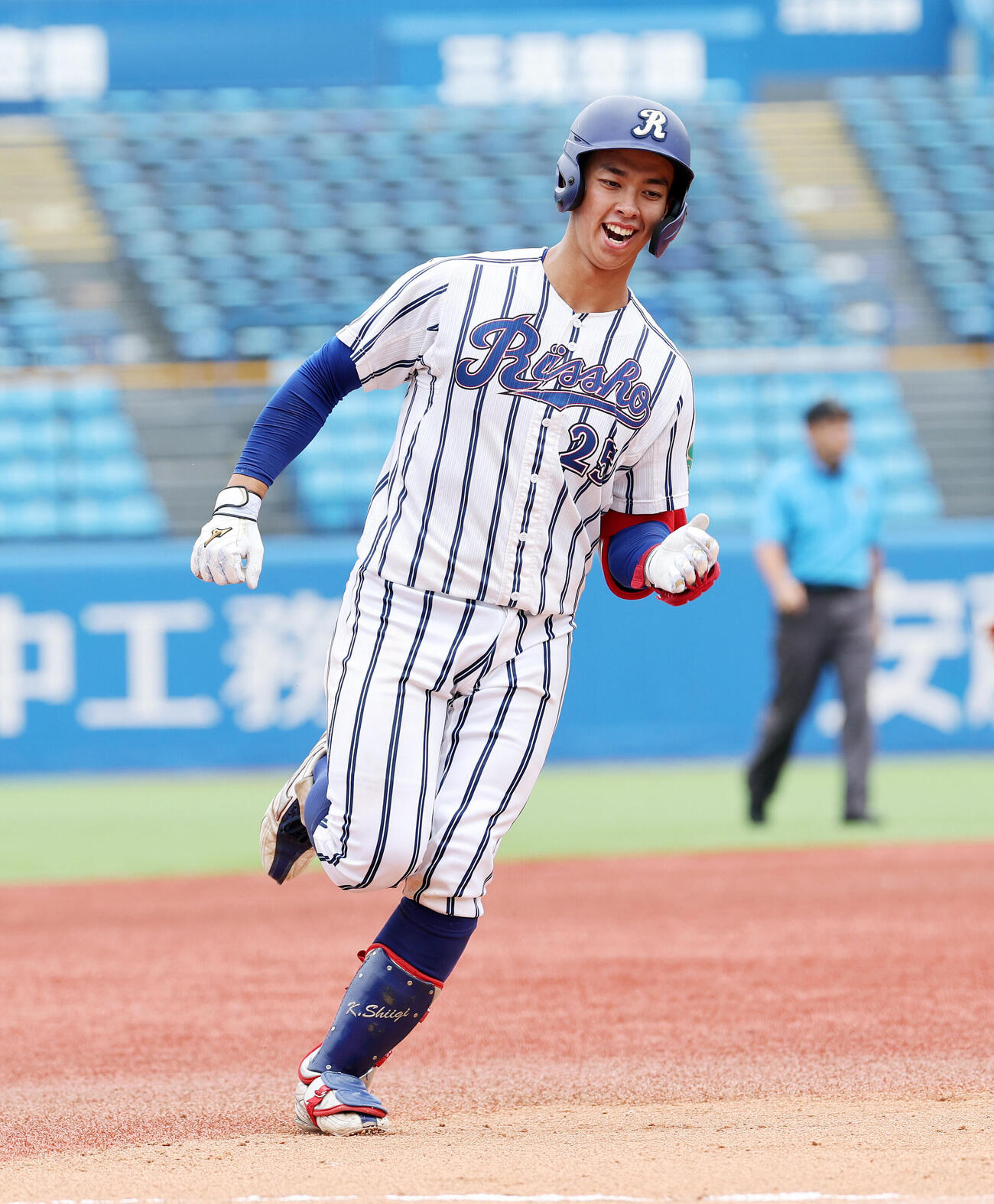 国学院大対立正大　6回裏立正大2死、椎木卿五はソロ本塁打を放ち笑顔を見せる（撮影・鈴木正人）