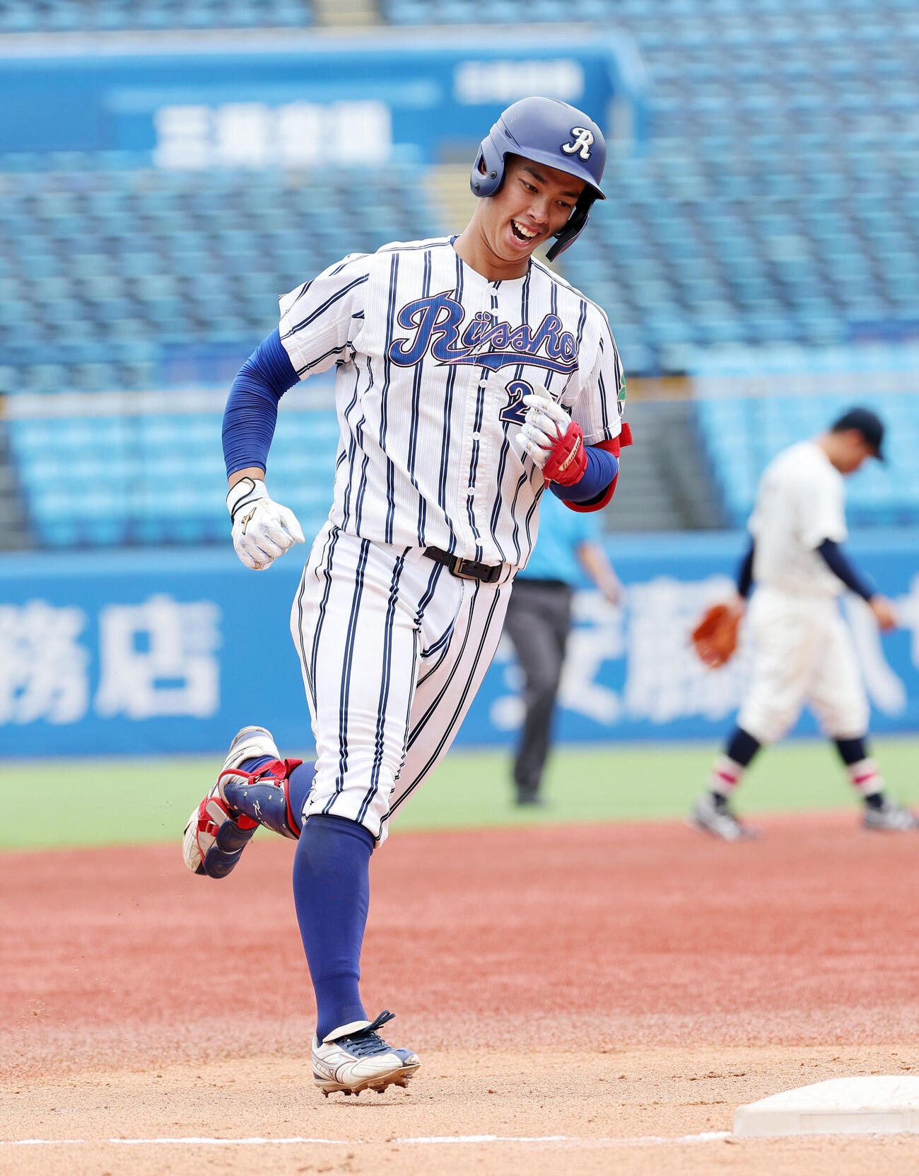 国学院大対立正大　6回裏立正大2死、椎木卿五はソロ本塁打を放ち笑顔を見せる（撮影・鈴木正人）