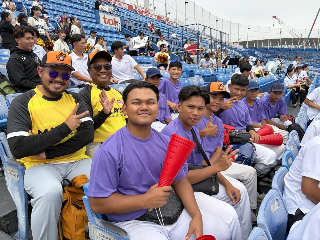 国学院大ー立正大を観戦するマレーシアのナショナルチーム（撮影・保坂淑子）