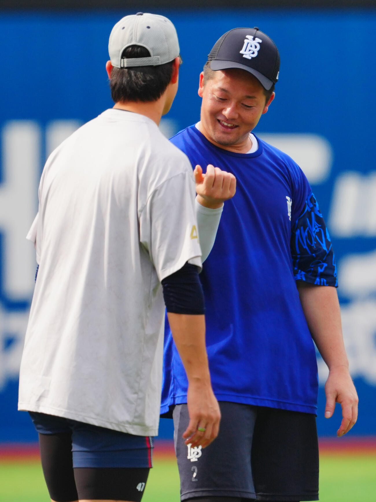 DeNA対ヤクルト　試合前、ヤクルト高橋奎二（左）に右手を見せながら言葉を交わすDeNA牧秀悟（撮影・垰建太）