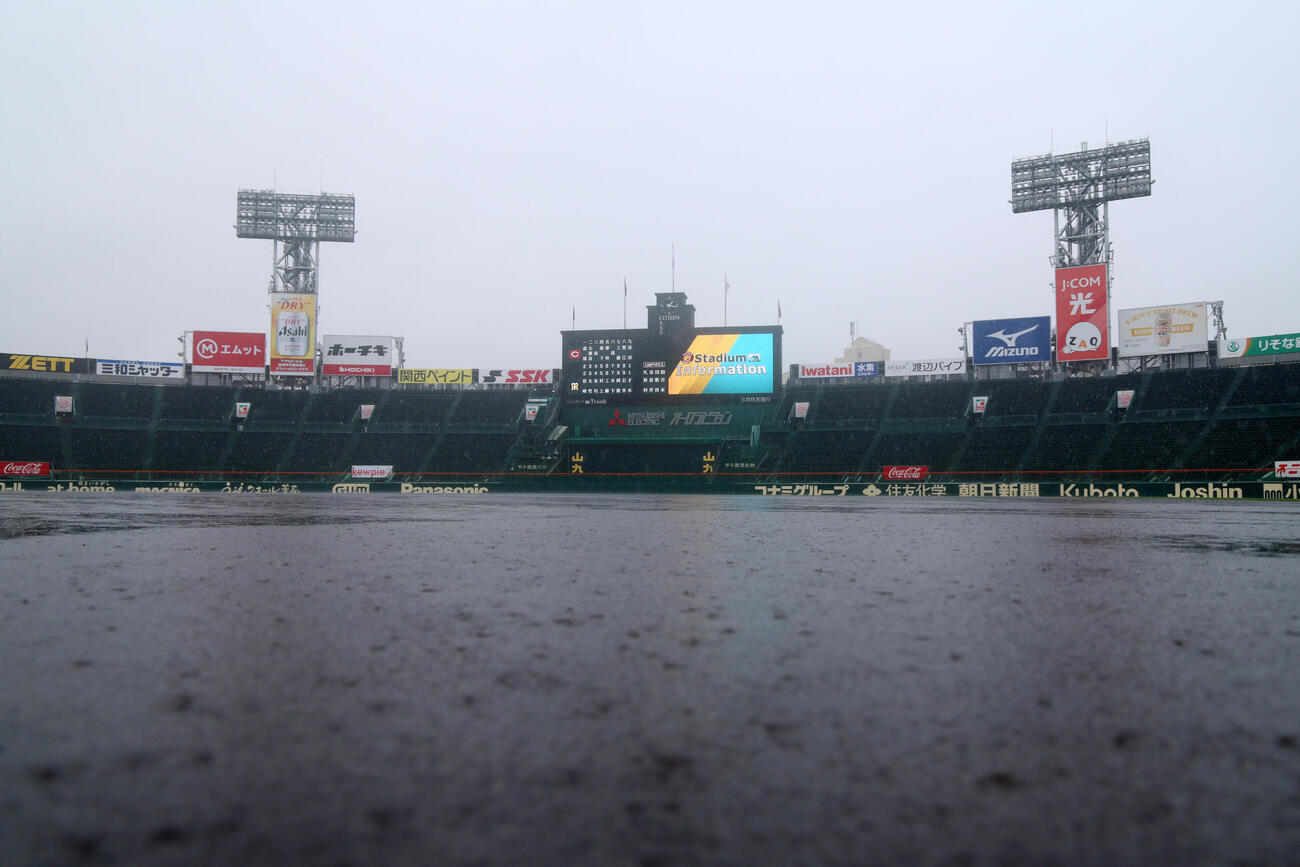 阪神対広島　強い雨がグラウンドをたたきつける甲子園球場（撮影・加藤哉）