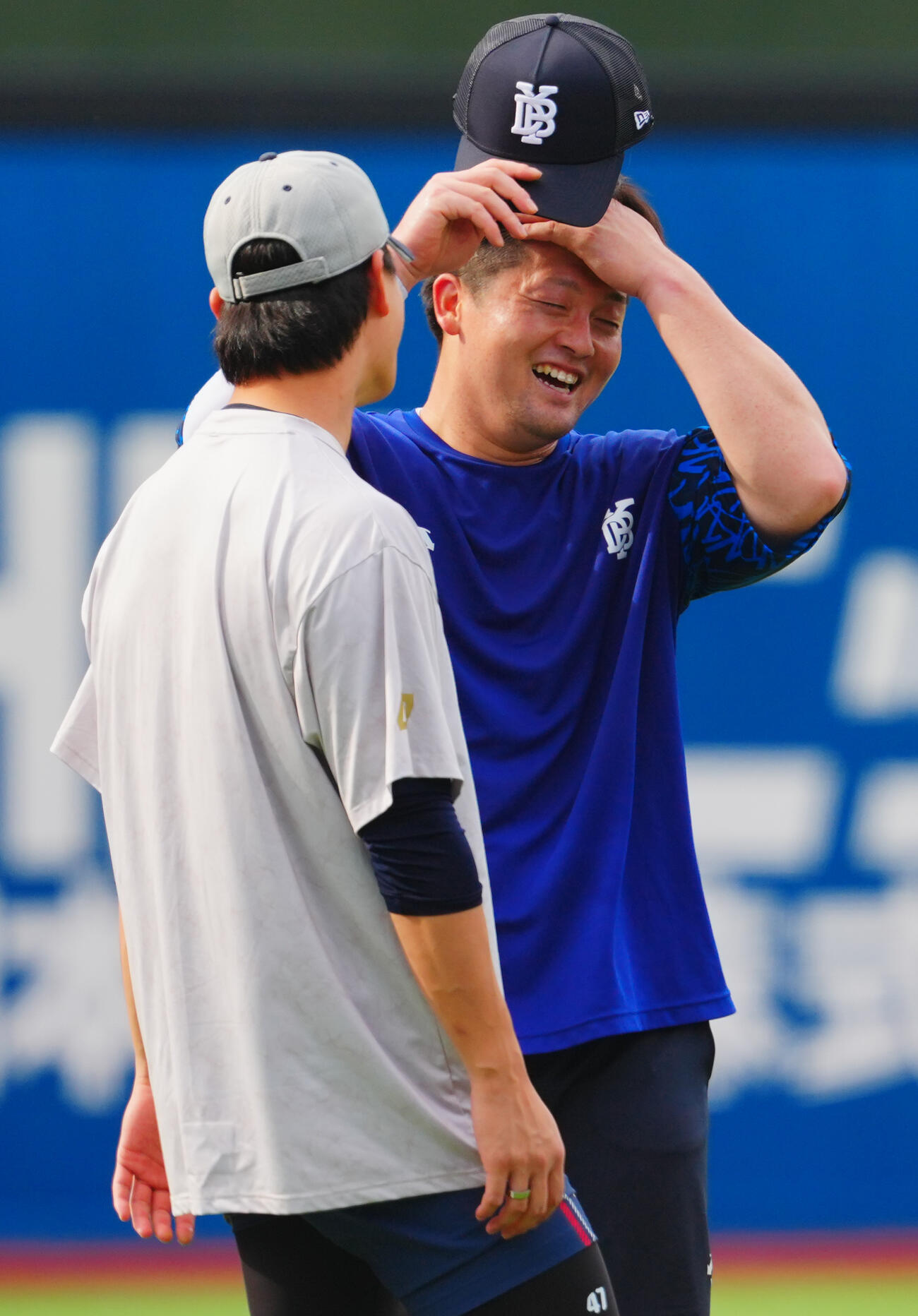 DeNA対ヤクルト　試合前、ヤクルト高橋奎二（左）と談笑するDeNA牧秀悟（撮影・垰建太）