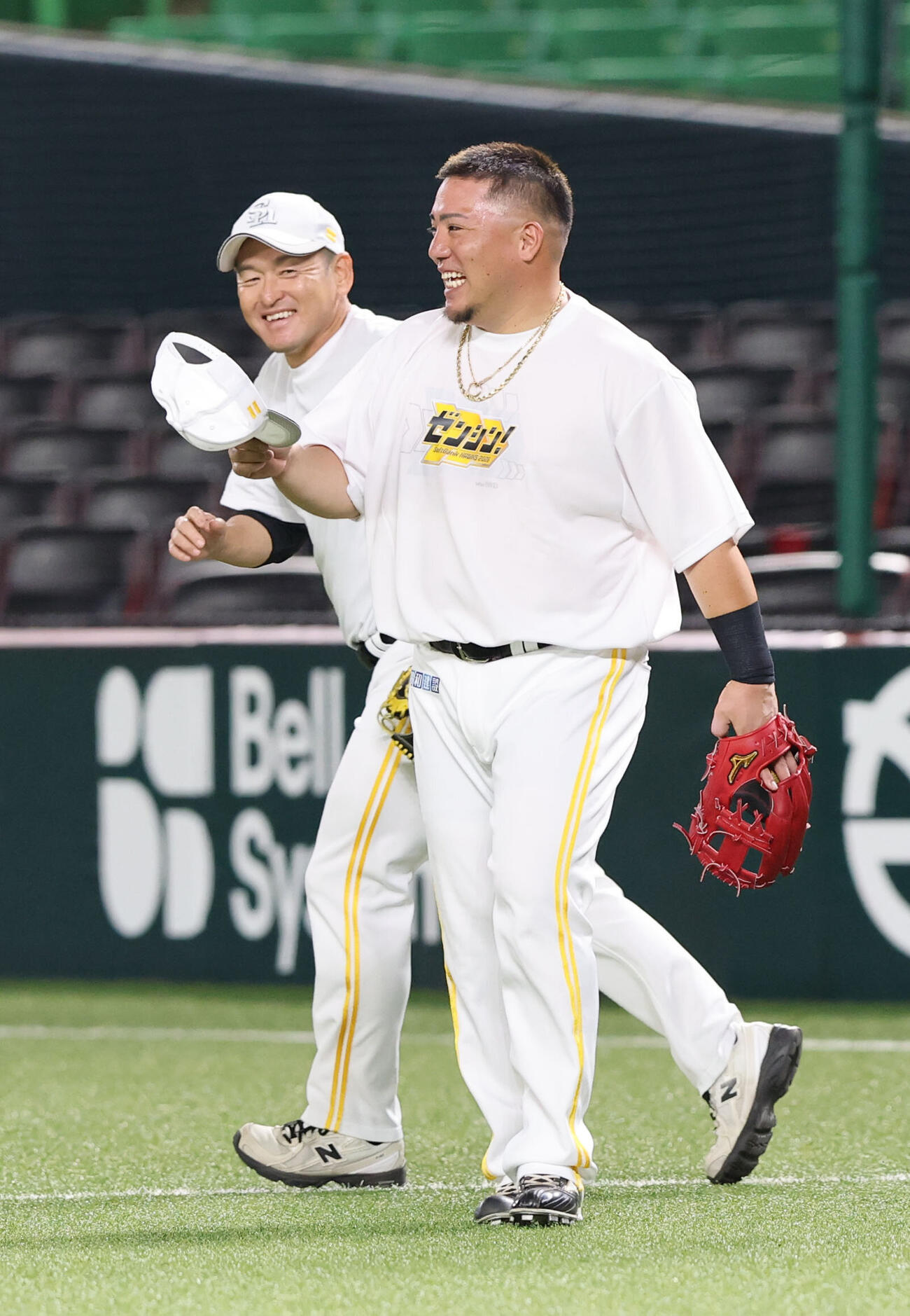 ソフトバンク日本ハム　笑顔で倉野信次コーチとあいさつするソフトバンク山川穂高（撮影・梅根麻紀）